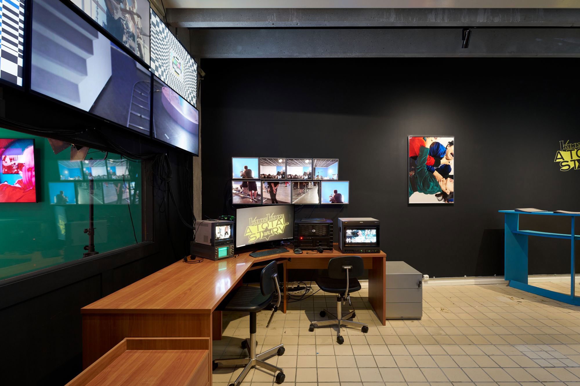 <i>Vroom Vroom: A Total Story by Su Hui -Yu</i>, installationsview, 2026, Room Room, København. Foto: Brian Kure .