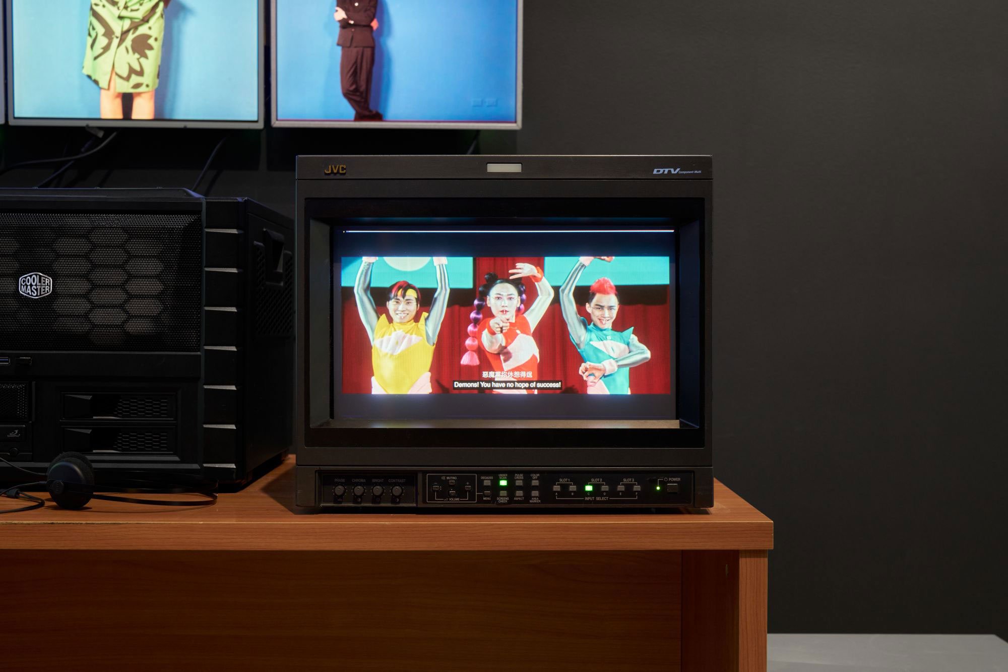 Su Hui-Yu: <i>The Space Warriors and the Digigrave</i> (2023), video, detalje fra udstillingen <i>Vroom Vroom: A Total Story by Su Hui-Yu</i>, 2026, Room Room, København. Foto: Brian Kure.
