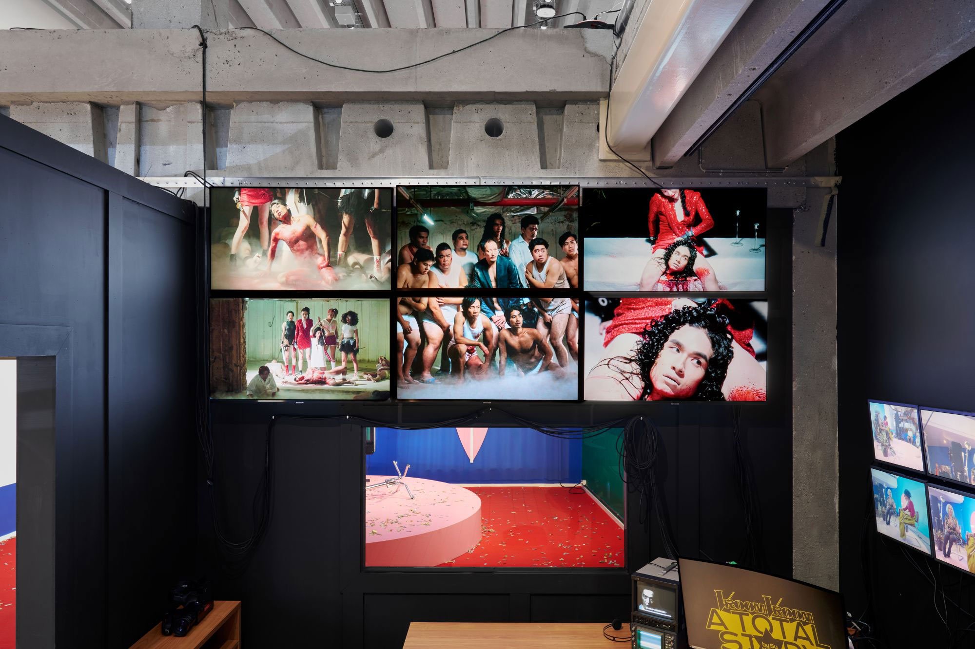 Su Hui -Yu: <i>The Women’s Revenge</i> (2020), <i>The Trio Hall</i> (2023 -) og til højre <i>The Upcoming Show</i>,
(2012 ), video, detalje fra udstillingen <i>Vroom Vroom: A Total Story by Su Hui -Yu</i>, 2026, Room Room, København. Foto: Brian Kure .