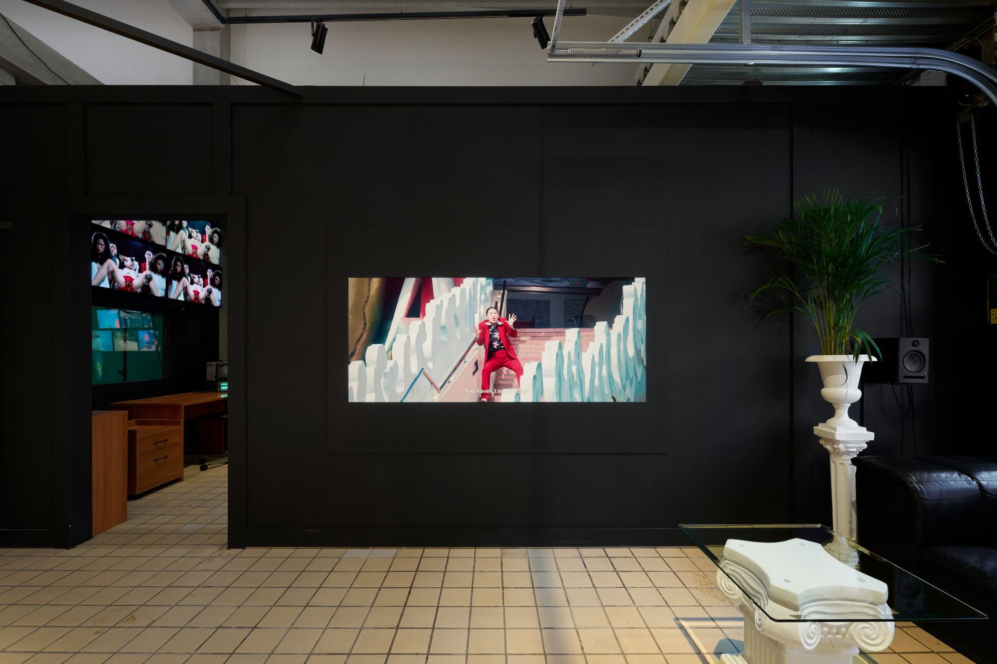 Su Hui-Yu: <i>Future Shock – The End of Eternity</i> (2023), video, detalje fra udstillingen <i>Vroom Vroom: A Total Story by Su Hui-Yu</i>, 2026, Room Room, København. Foto: Brian Kure.