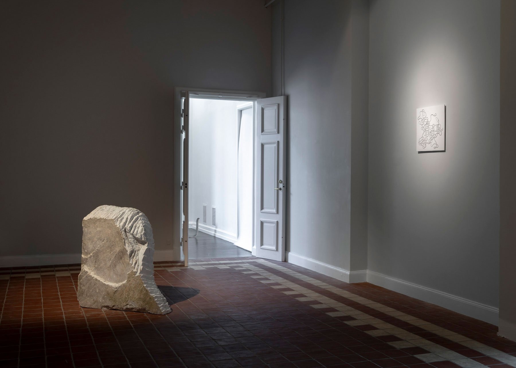 Cathlin Madeleine Beeck: <i>Tilflugtsten</i>, 2026 og Viljam Smed: <i>Earthling</i>, 2026. Foto: Malle Madsen.
