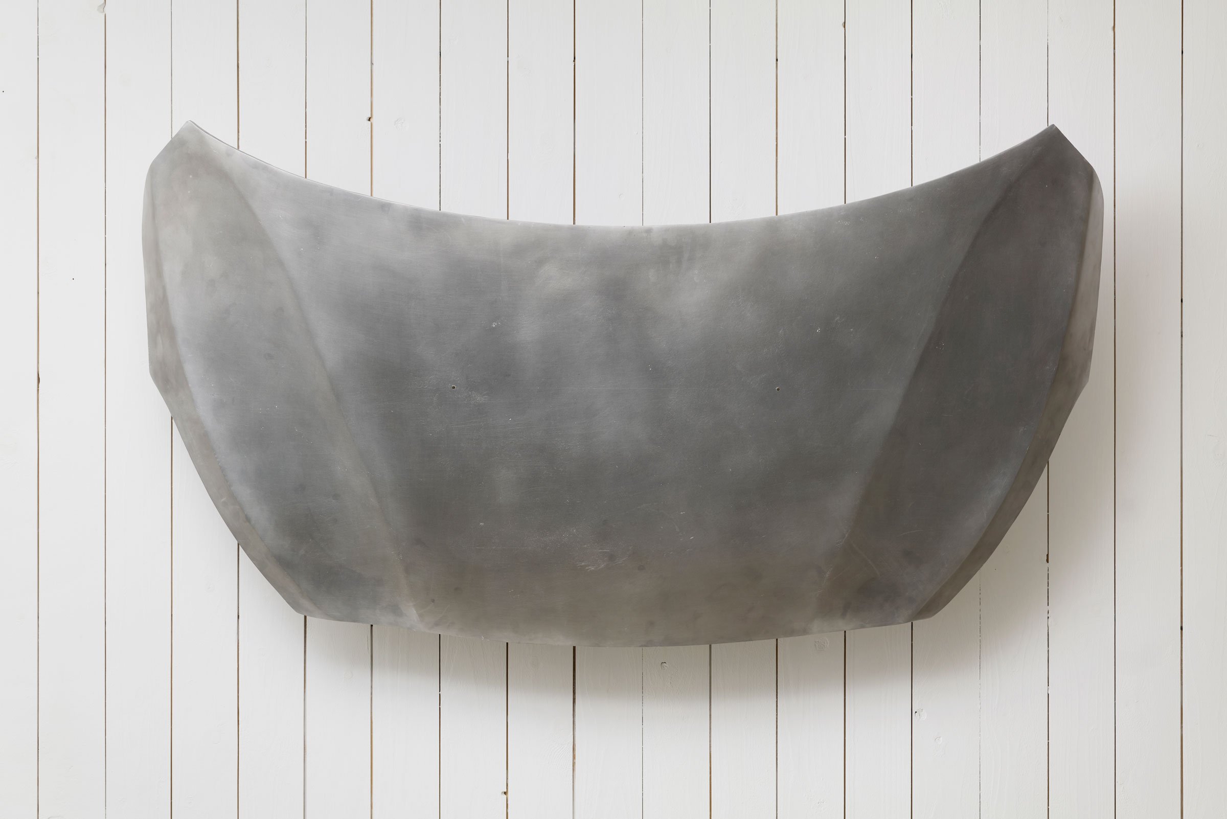 Kaare Golles: <i>FOSSIL (Kia)</i>, 2023. Cast and satinated aluminium. Foto: Anders Sune Berg