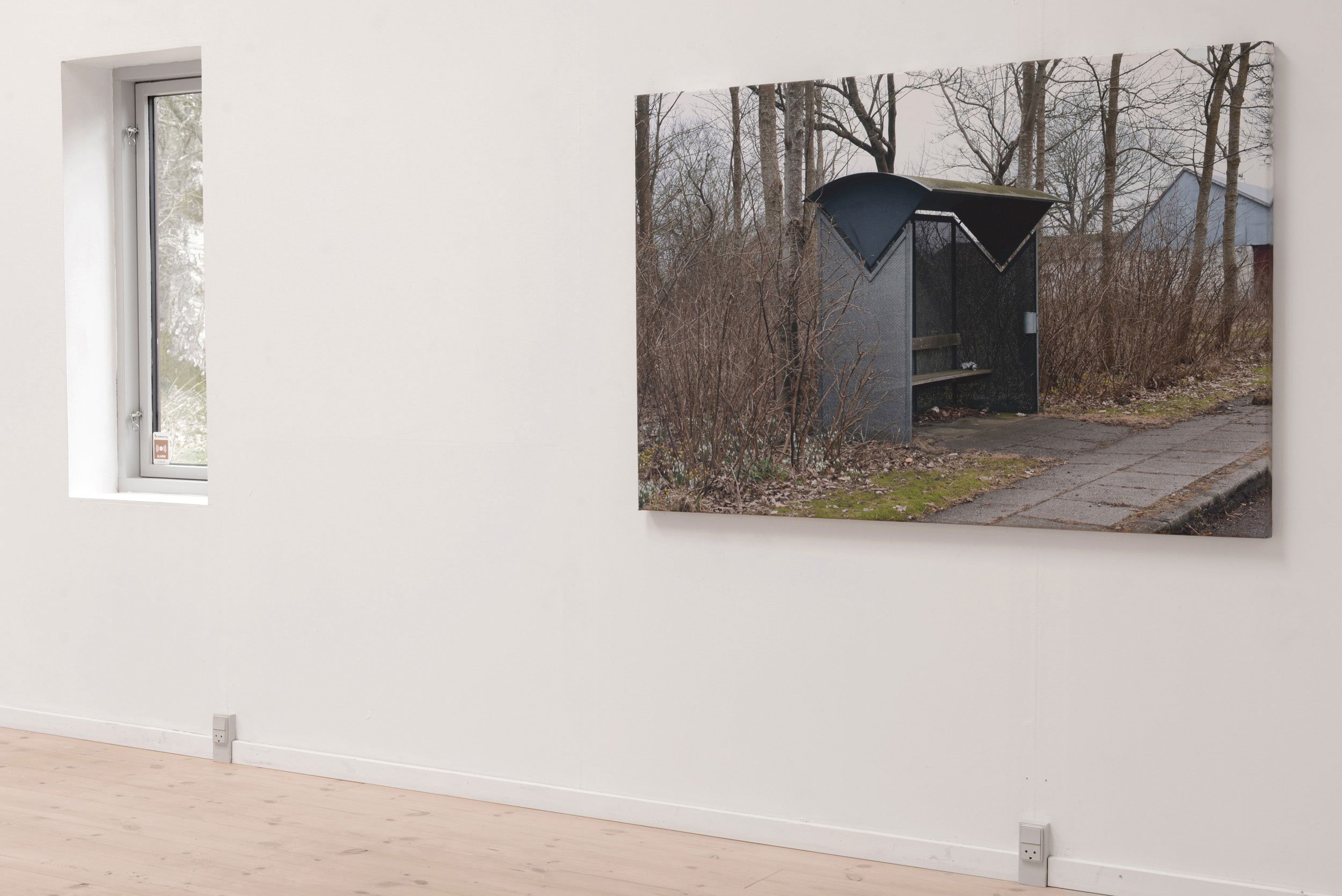 Heidi Hove: <i>Købmand - Busstop</i>, 2026. Foto: Heidi Hove.