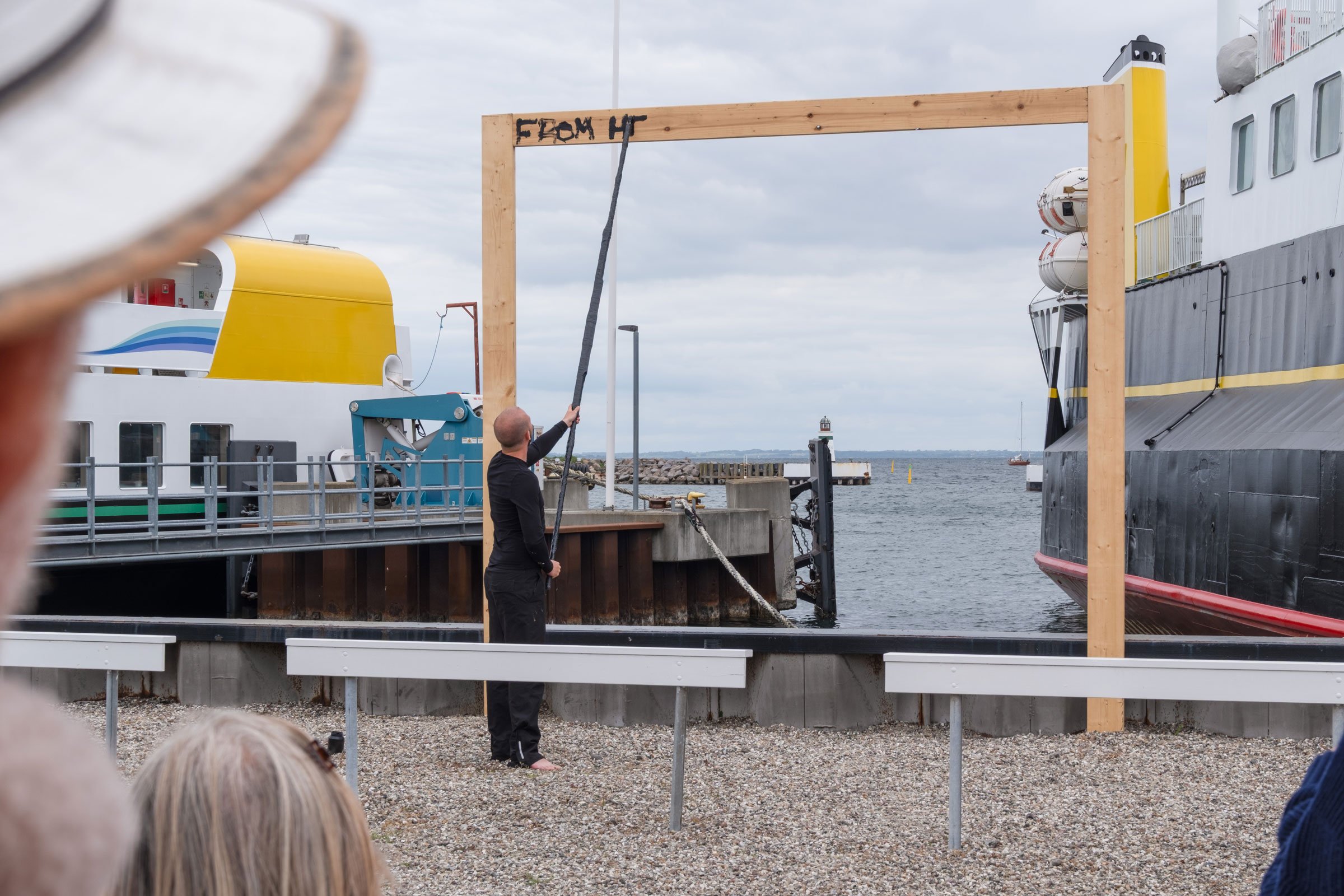 Performance af Simon Mercebach. Foto: Filip Grønning.
