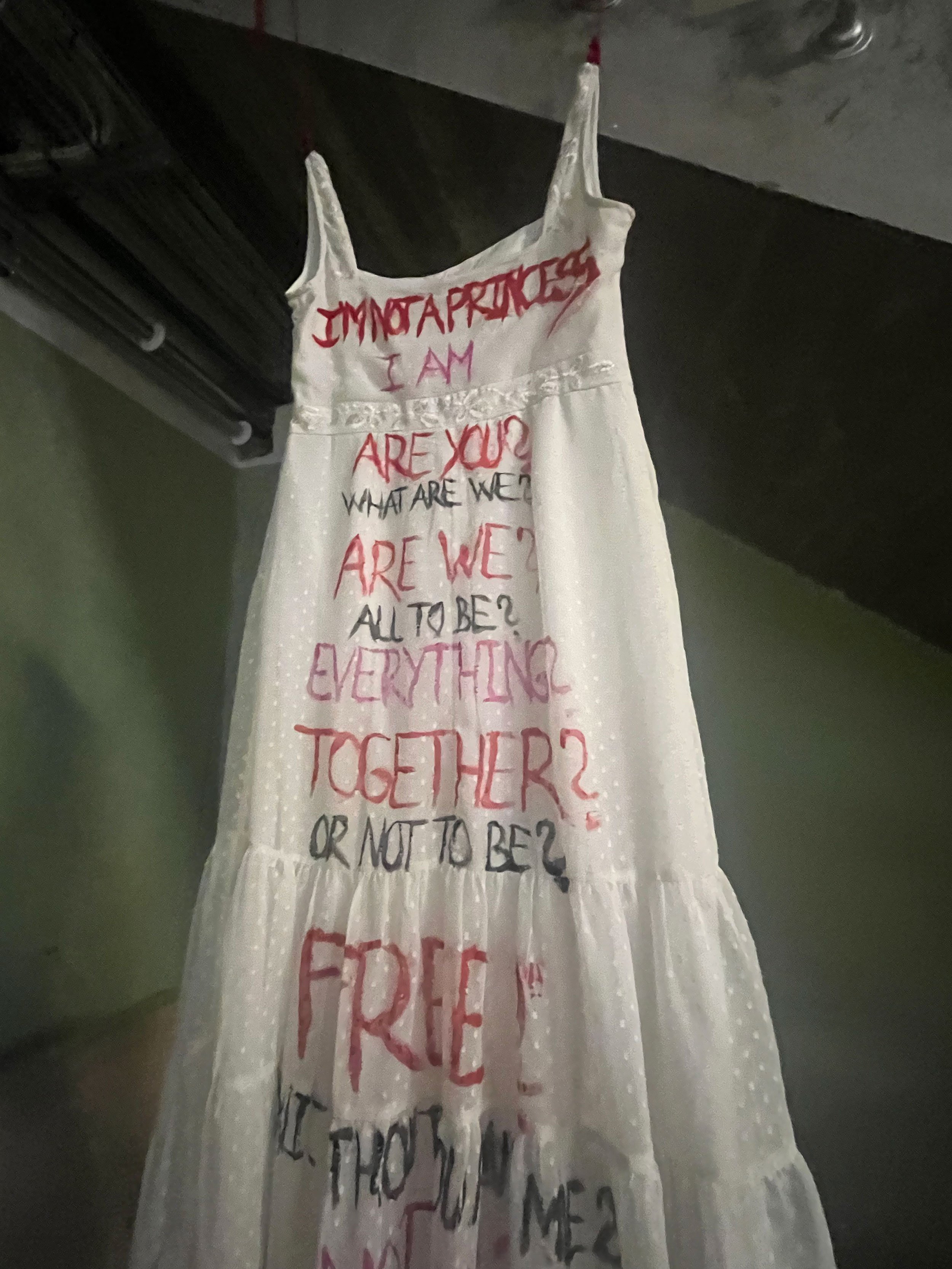 Susanne Angela <i>I'm not a princess - The weddingdress</i>, 2025. Tekstilmaling på genbrugskjole. Foto: Susanne Angela.