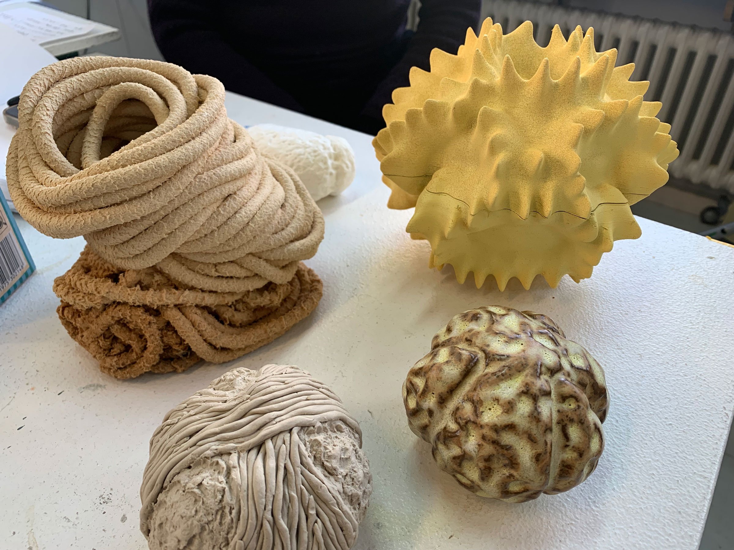 Materialeprøver. <i>PollenLY</i> vil blive 3D printet i træ. Foto: Camilla Berner
