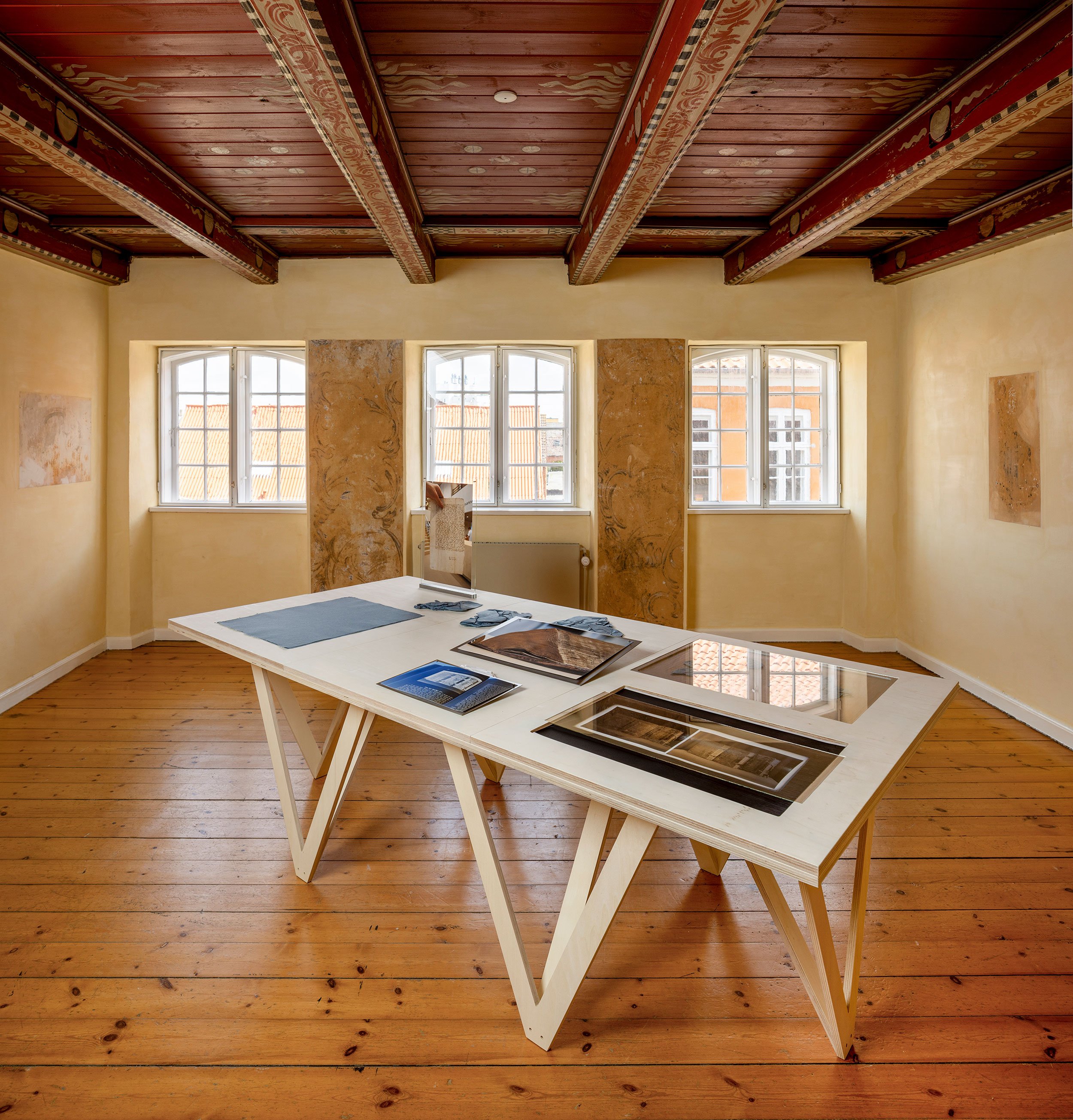 Signe Guttormsen, Mellem Os og Verden, installationsview, 2026. Foto: Jan Søndergaard.