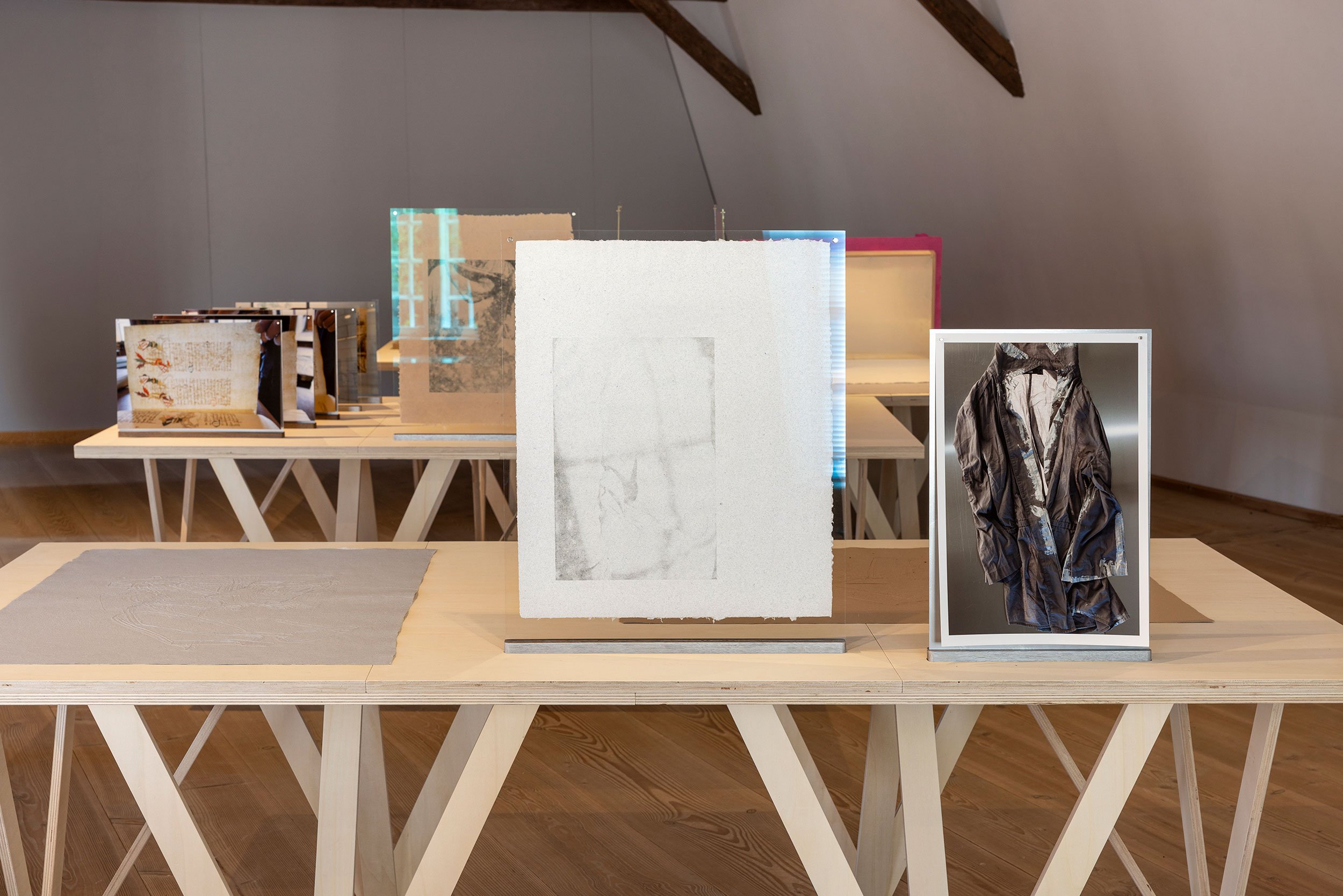 Signe Guttormsen, Mellem Os og Verden, installationsview, 2026. Foto: Jan Søndergaard.