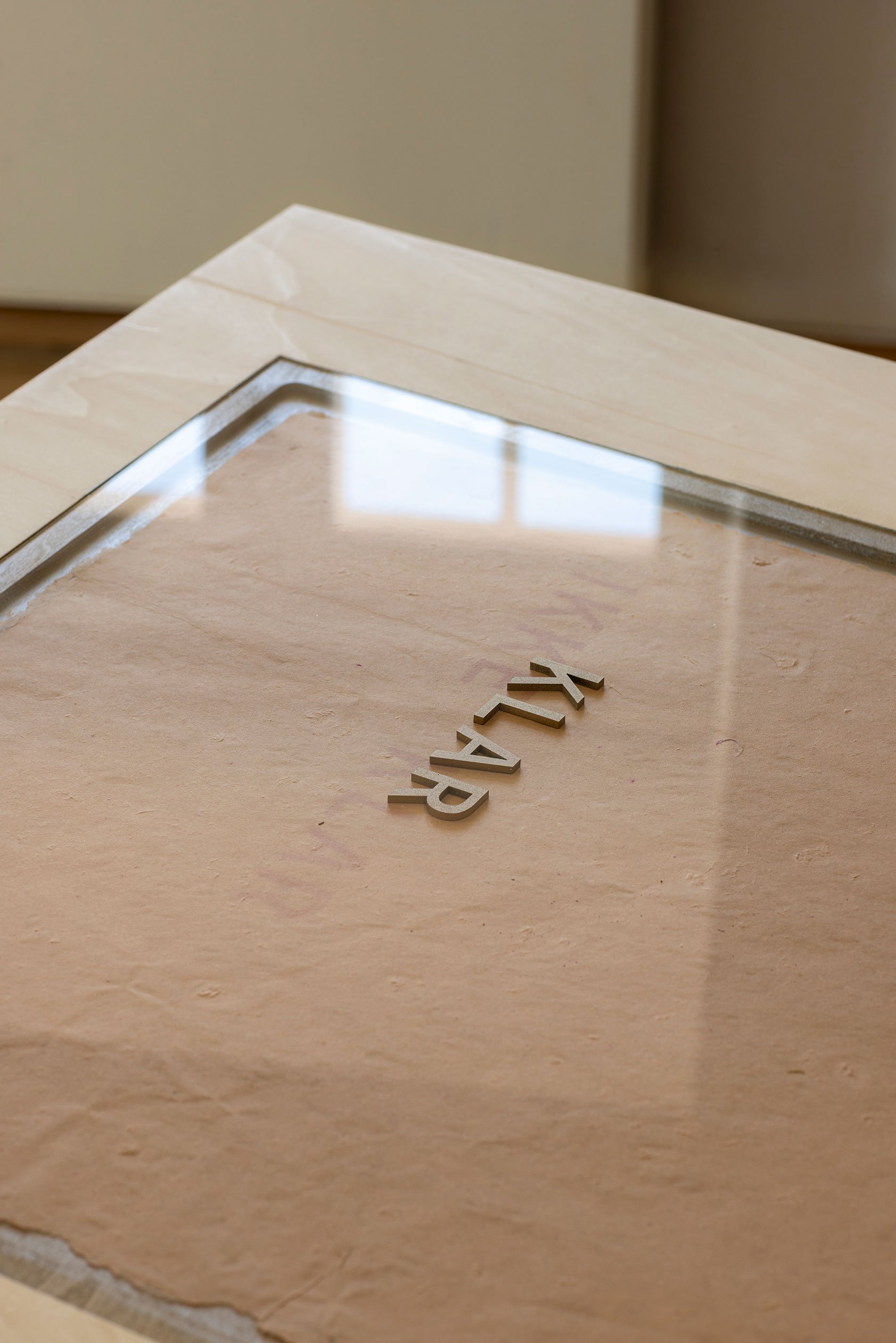 Signe Guttormsen, <i>Mellem Os og Verden</i>, installationsview, 2026. Foto: Jan Søndergaard.