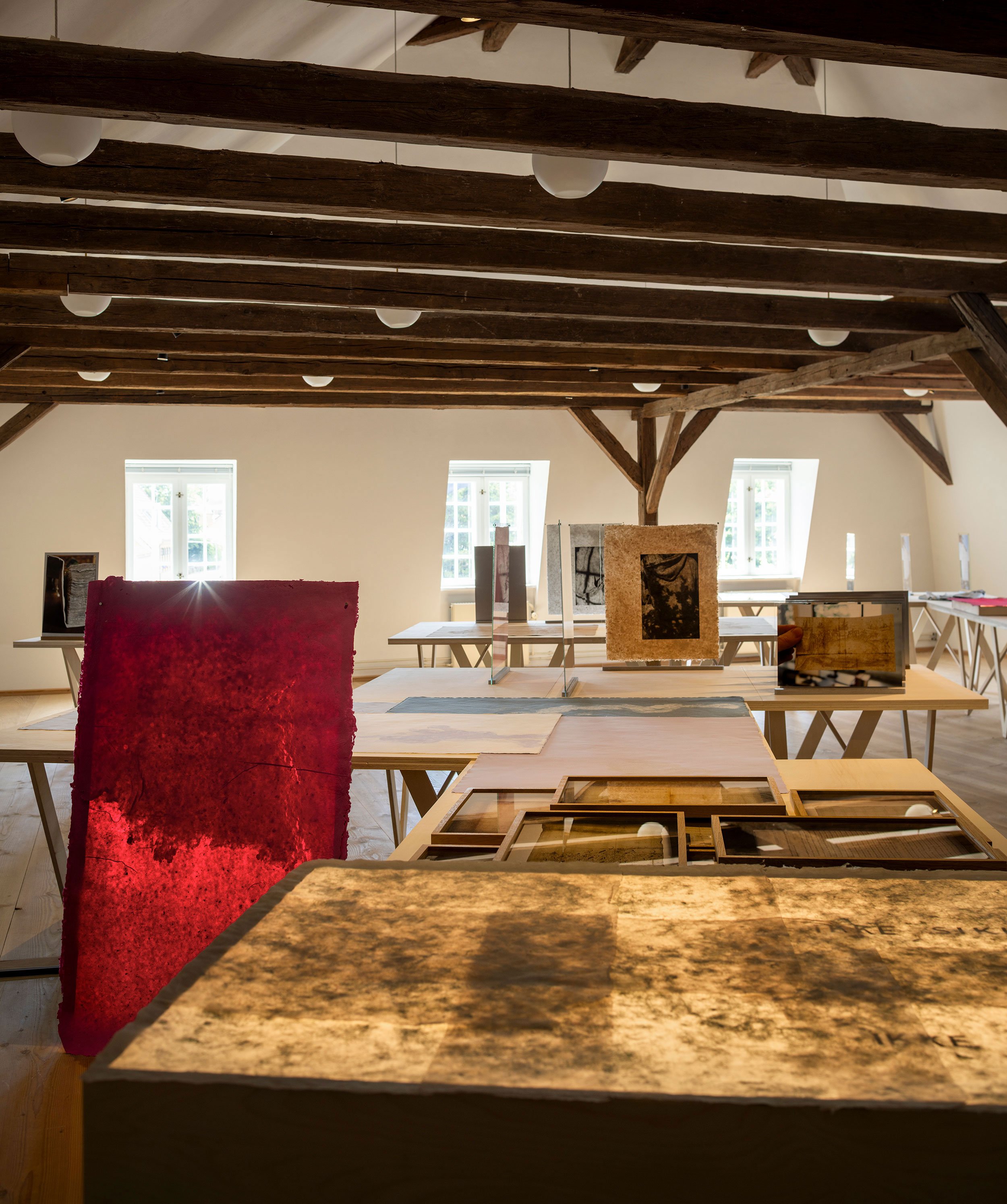 Signe Guttormsen, <i>Mellem Os og Verden</i>, installationsview, 2026. Foto: Jan Søndergaard.