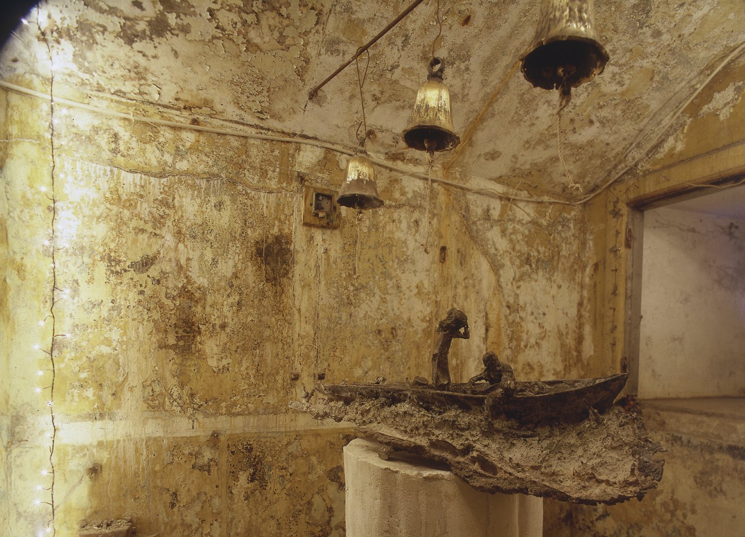 Martin Richard Olsen: <i>Ring for mine børn</i>, fra udstillingen <i>Husrum</i> på Madsnedø i 2001. Foto: Bengt Rydberg