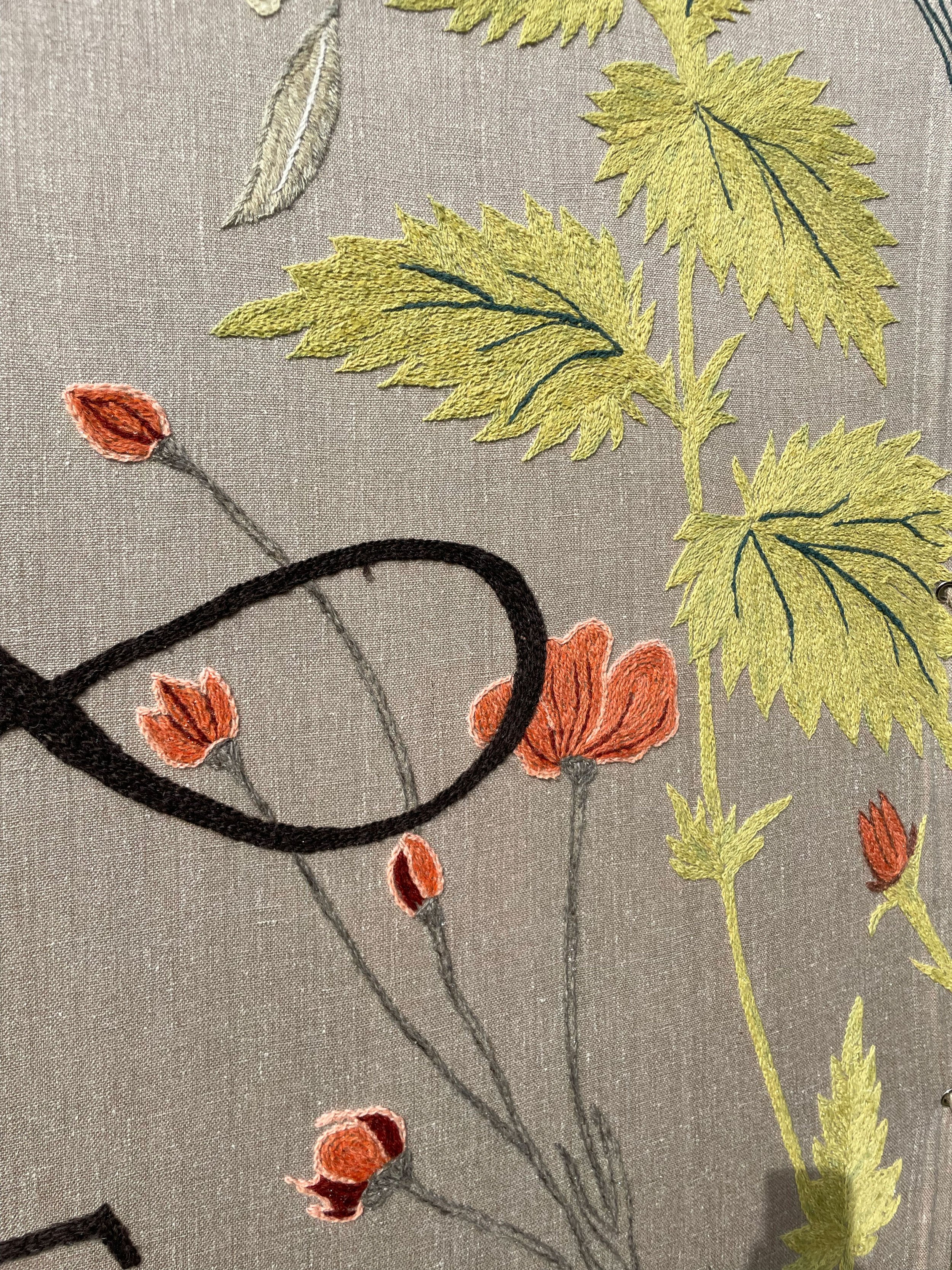 Close up, håndbroderet udstillingsbanner til AF NATUR ER DET KOMMET, 2026. Foto: Munkeruphus.