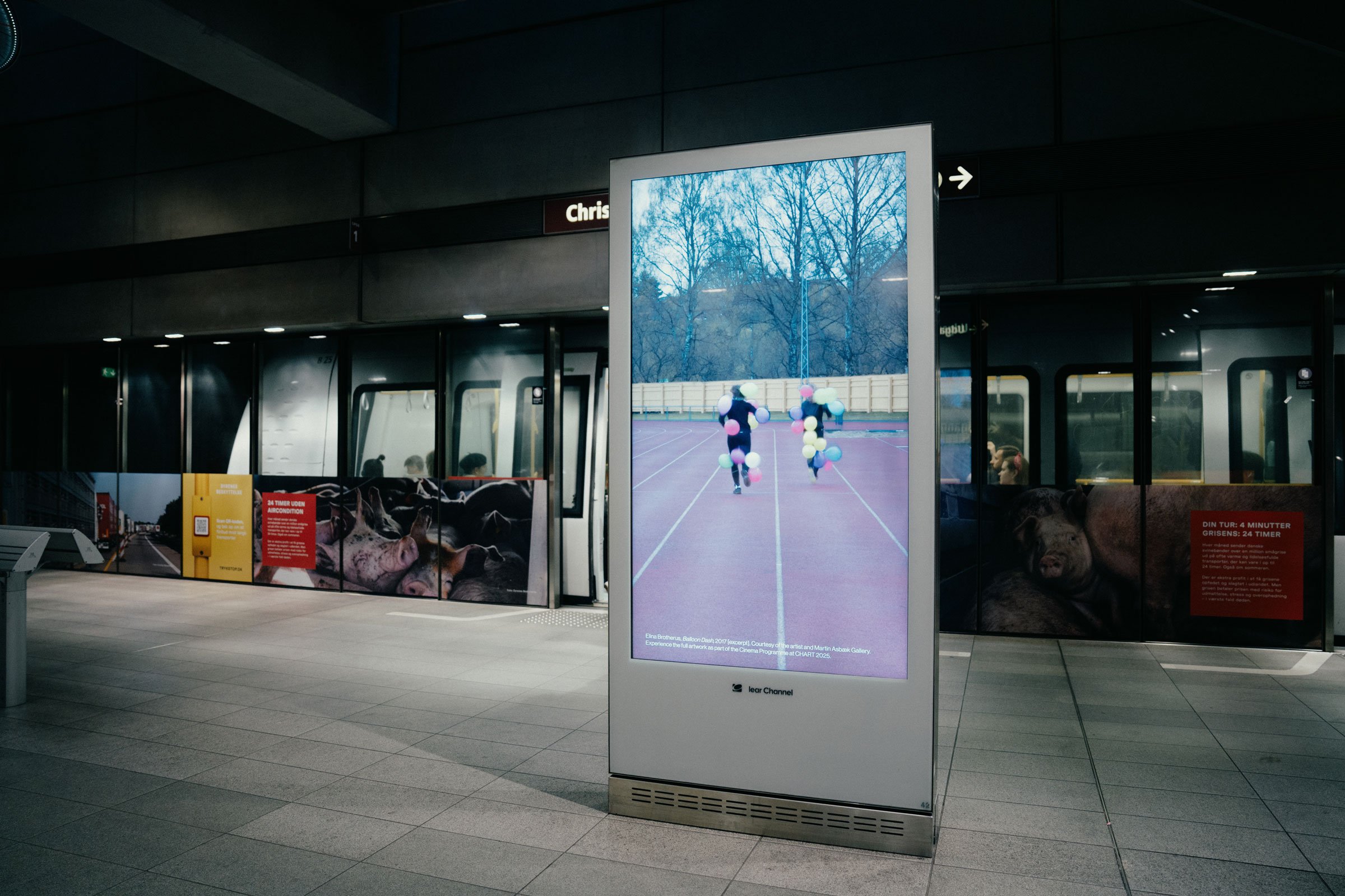 Elina Brotherus: <i>Baloon-Dash</i>, 2017. Vist på reklameskærme i Metroen i 2025. Foto: Joachim Munck