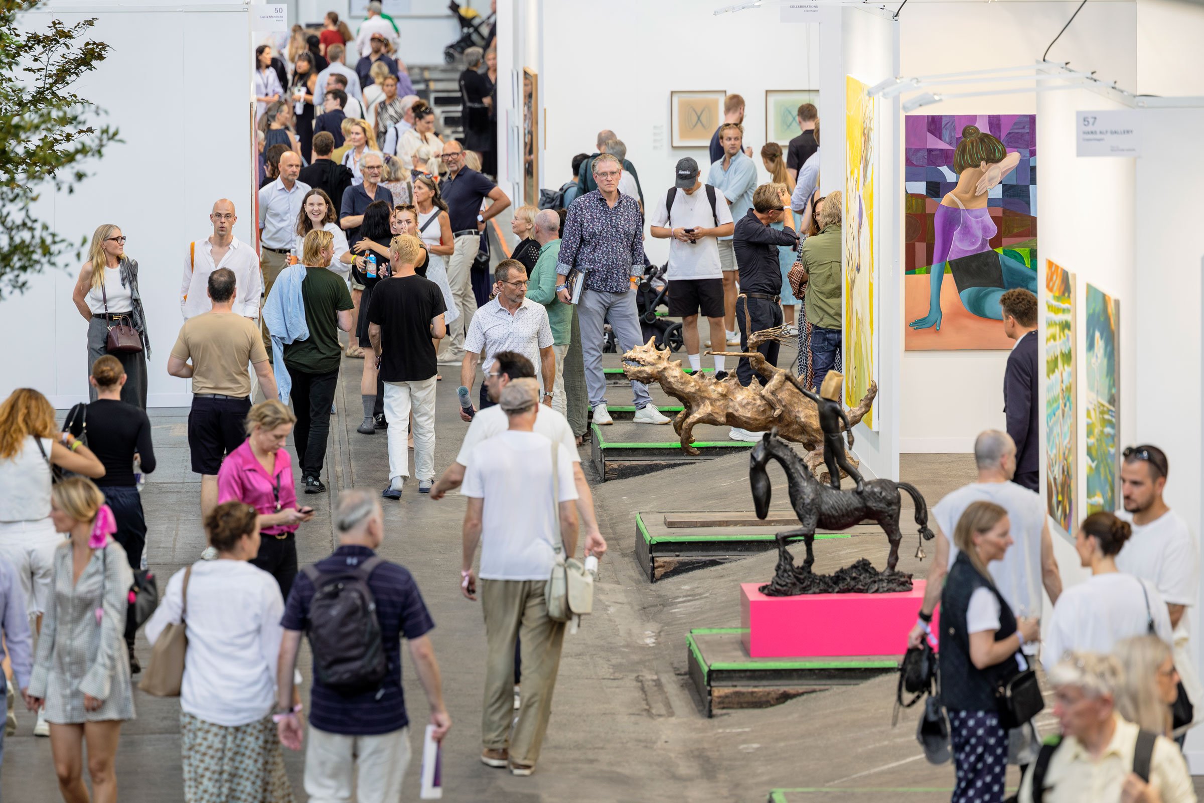 View fra Enter Art Fair 2024 ved Lokomotivværkstedet. Foto: Julie Nymann og Frida Gregersen