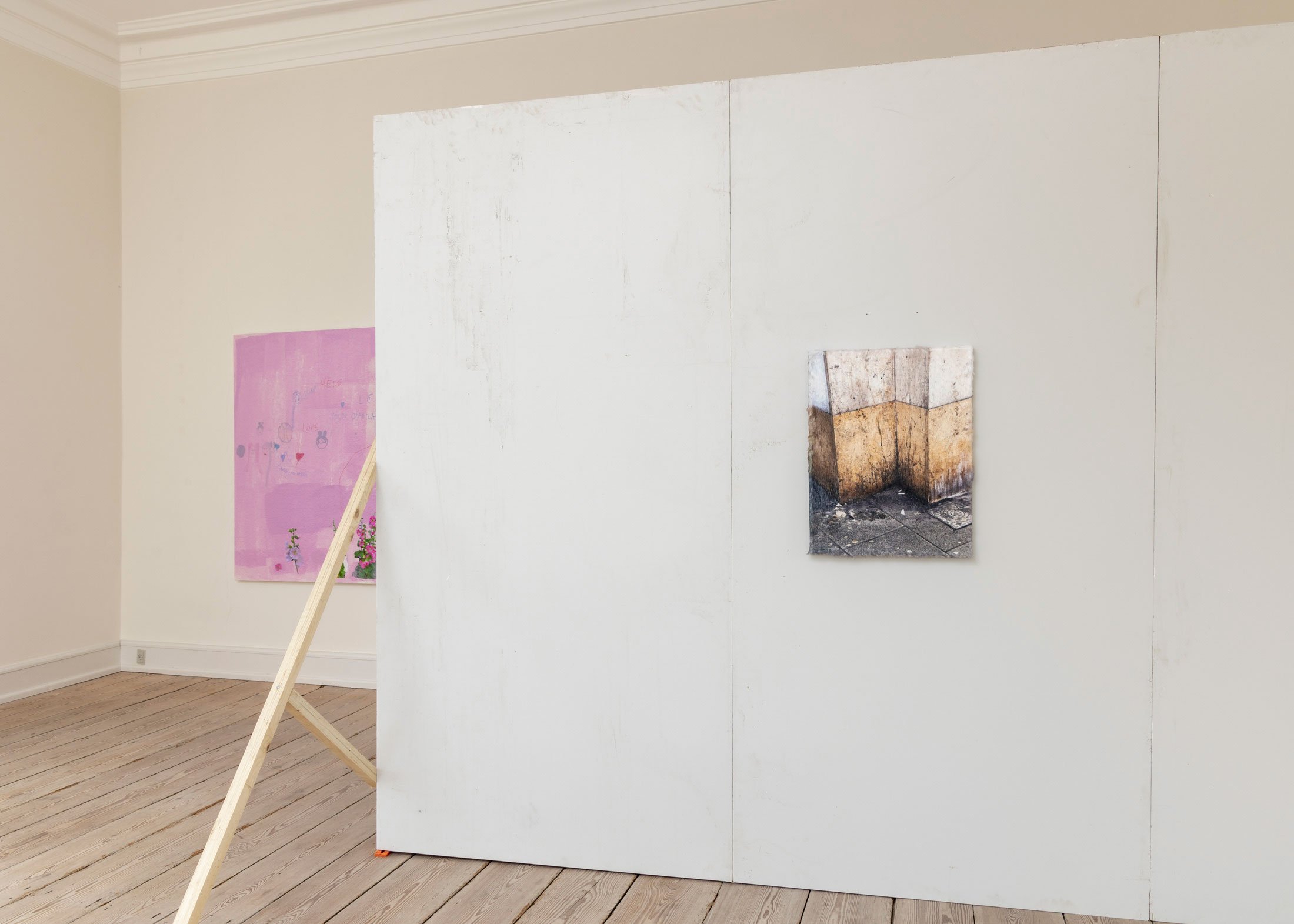 FOR NOW. Installationsview, ORTHUNGA, 2026. Foto: Malle Madsen.