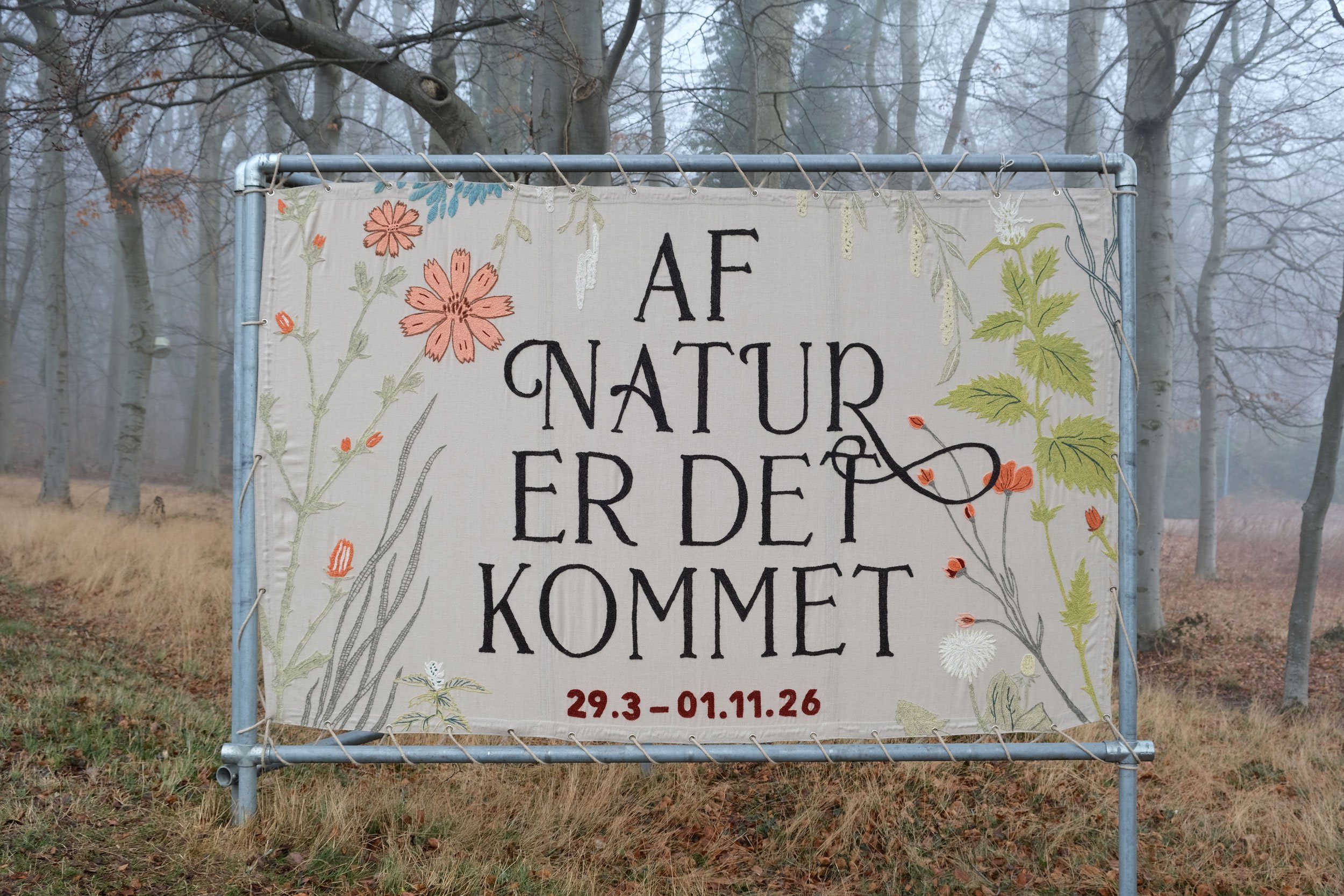 Håndbroderet udstillingsbanner til, AF NATUR ER DET KOMMET, 2026. Foto: Munkeruphus.
