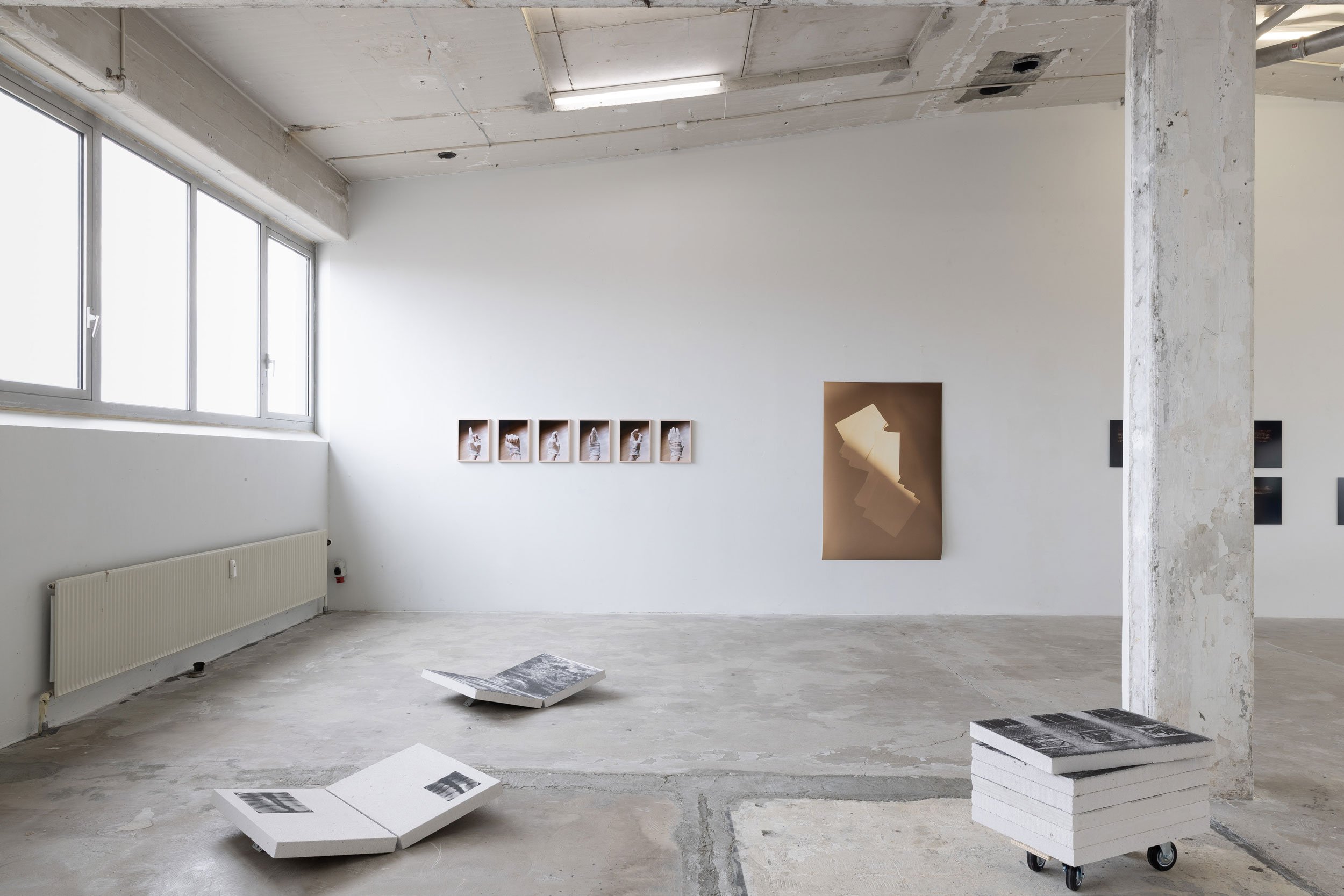Installationsview, <i>Foreløbig ombrydning</i>, 2026. Foto: Kirstine Autzen.
