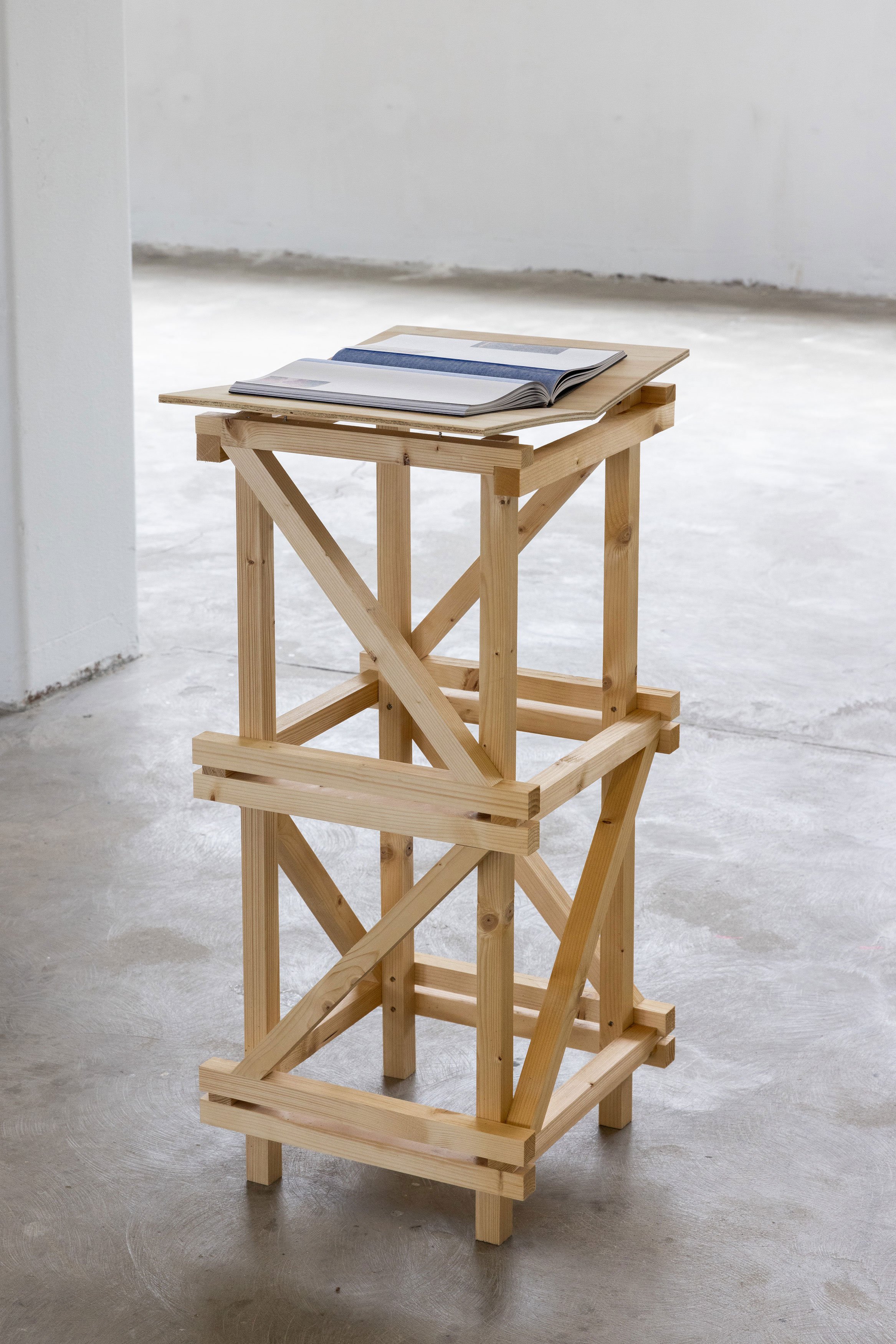Installationsview, <i>Foreløbig ombrydning</i>, 2026. Foto: Kirstine Autzen.