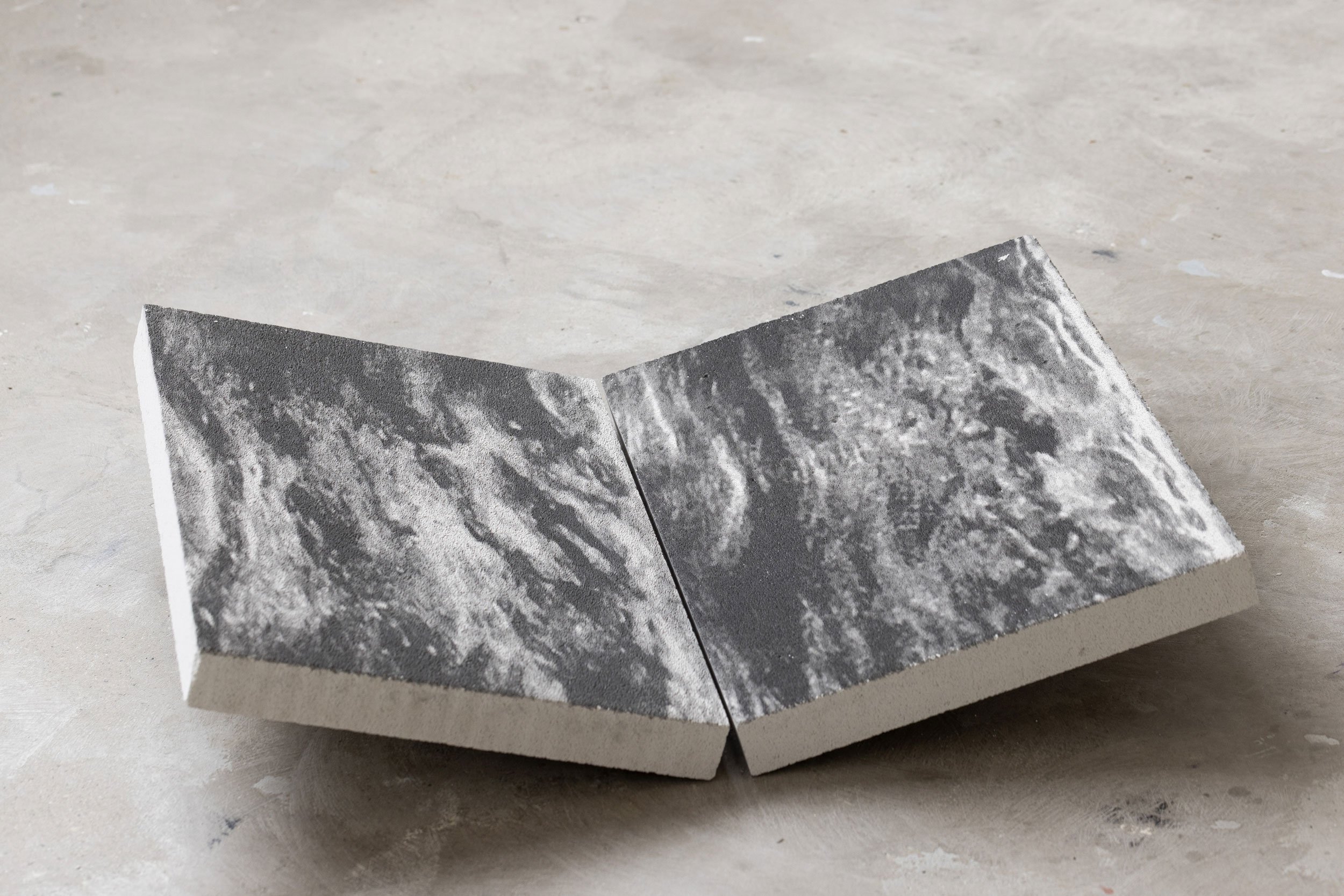 Installationsview, <i>Foreløbig ombrydning</i>, 2026. Foto: Kirstine Autzen.