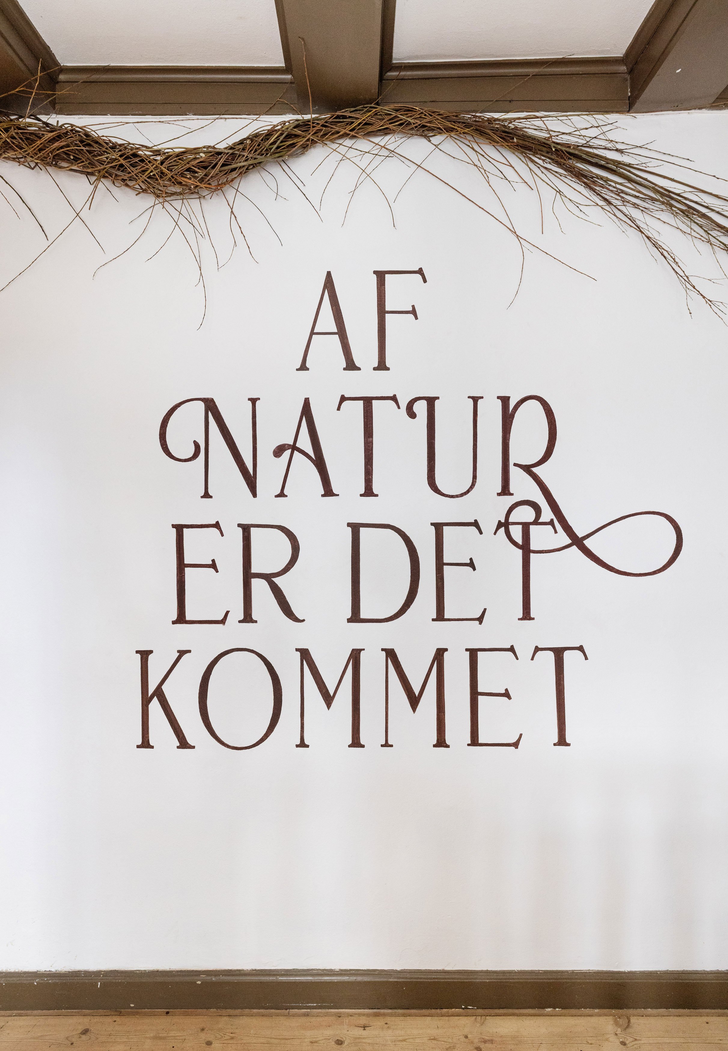 Munkeruphus indgang til udstillingen AF NATUR ER DET KOMMET, 2026. Foto: Johan Rosenmunthe.