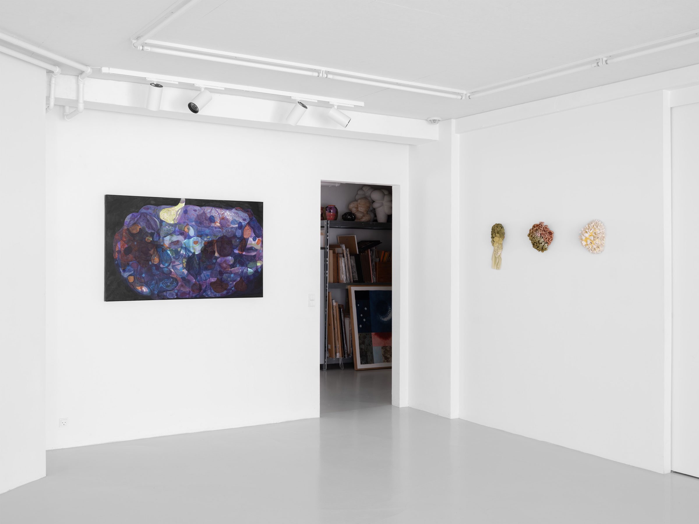 Nanna Riis Andersen og Daniela Bergschneider, Skin, Shape, Shelter, installationsview, Formation Gallery, 2026. Foto: Formation Gallery.