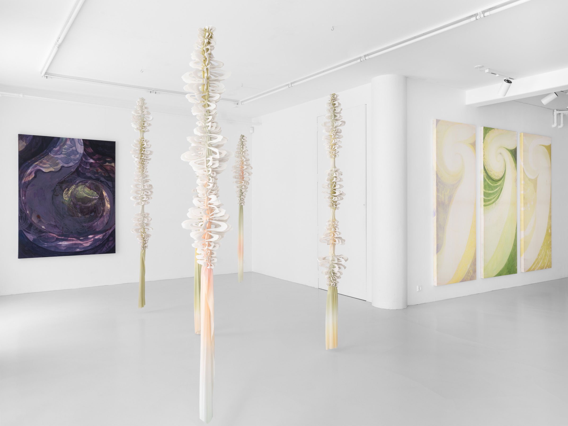 Nanna Riis Andersen og Daniela Bergschneider, Skin, Shape, Shelter, installationsview, Formation Gallery, 2026. Foto: Formation Gallery.