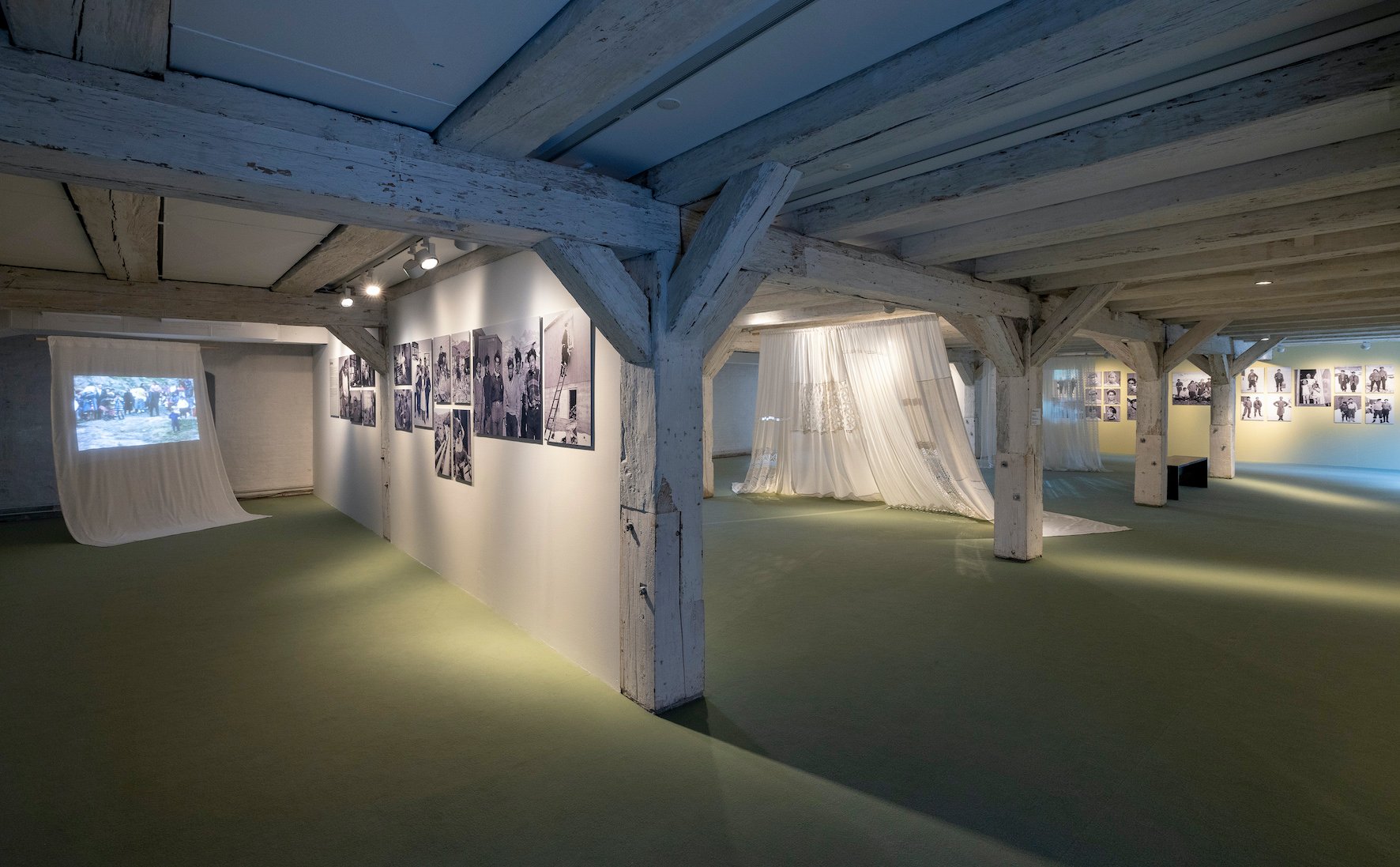Bolatta Silis-Høeghs installationen Står og kigger gennem vinduet (ind eller ud) går i dialog med Arĸaluk Biancos fotografier fra 1950’erme og 60’ernes brydningstid i Østgrønland i udstillingen DAAMANI – dengang i Østgrønland på Nordatlantens Brygge. Foto: Torben Eskerod.