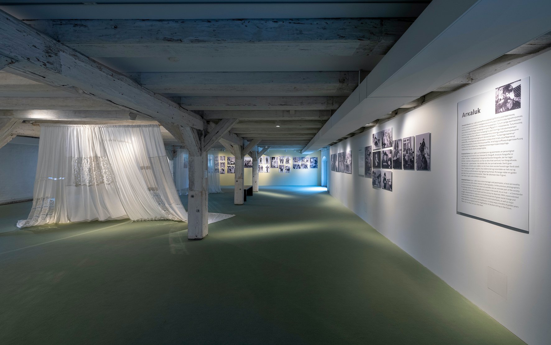 Bolatta Silis-Høeghs installationen Står og kigger gennem vinduet (ind eller ud) går i dialog med Arĸaluk Biancos fotografier fra 1950’erme og 60’ernes brydningstid i Østgrønland i udstillingen DAAMANI – dengang i Østgrønland på Nordatlantens Brygge. Foto: Torben Eskerod.