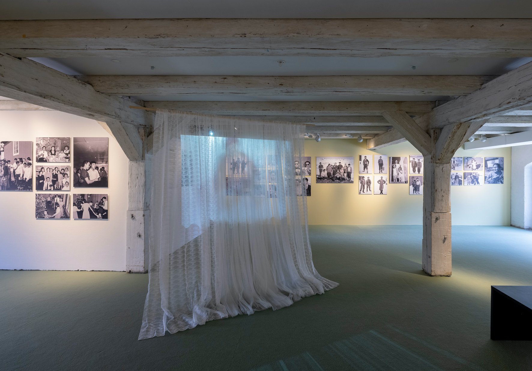 Bolatta Silis-Høeghs installationen <i>Står og kigger gennem vinduet (ind eller ud)</i> går i dialog med Arĸaluk Biancos fotografier fra 1950’erme og 60’ernes brydningstid i Østgrønland i udstillingen DAAMANI – dengang i Østgrønland på Nordatlantens Brygge. Foto: Torben Eskerod.