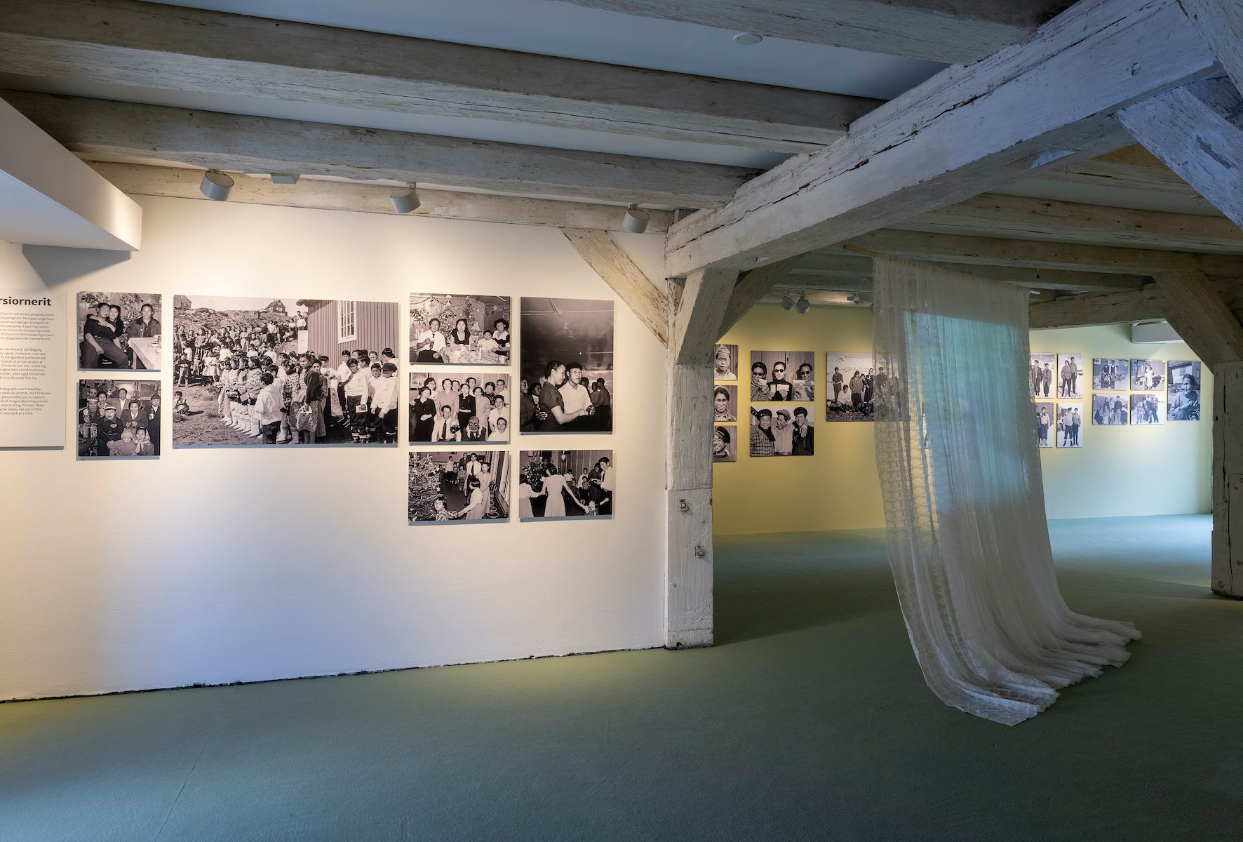 Bolatta Silis-Høeghs installationen Står og kigger gennem vinduet (ind eller ud) går i dialog med Arĸaluk Biancos fotografier fra 1950’erme og 60’ernes brydningstid i Østgrønland i udstillingen DAAMANI – dengang i Østgrønland på Nordatlantens Brygge. Foto: Torben Eskerod.