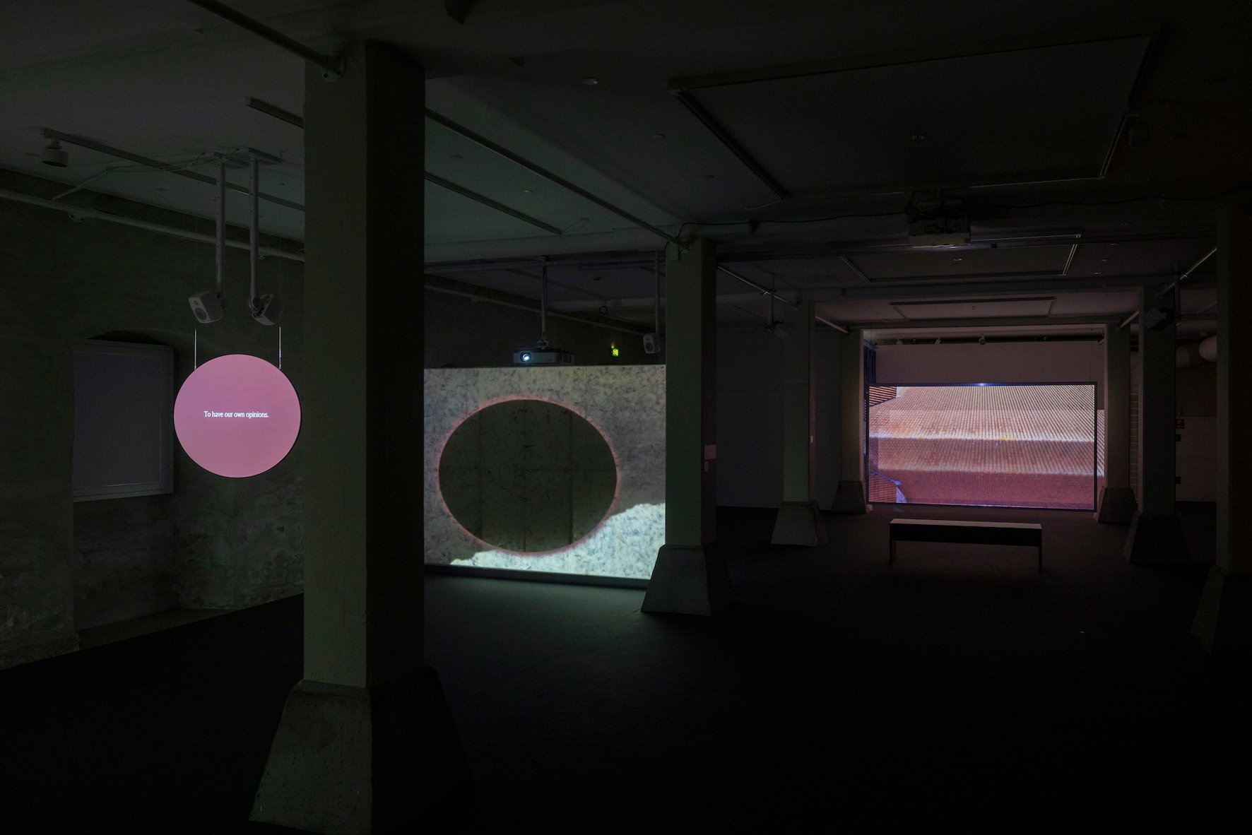 Alda Mohr Eyðunardóttirs installation Dráttir, 2026, og Helene Nymanns installation Future ContinuOnus, 2023, på udstillingen Følelsernes terræn på Nordatlantens Brygge. Foto: Torben Eskerod.