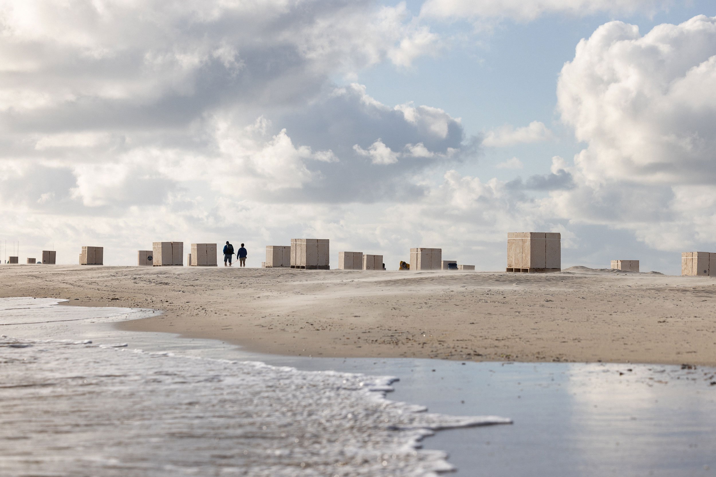 Amitai Romm og Djernes &amp; Bell, Study for a fossil (sand stone nourishment). Bringing In The Tide, Wadden Tide, 2026. Foto: Frida Gregersen.