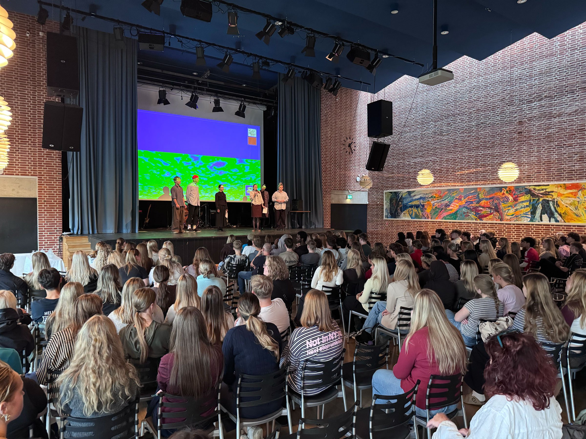 Fernisering på huskunstnerprojekter med Esben Holk og Molly Haslund på Varde Gymnasium. Foto: Jan Falk Borup