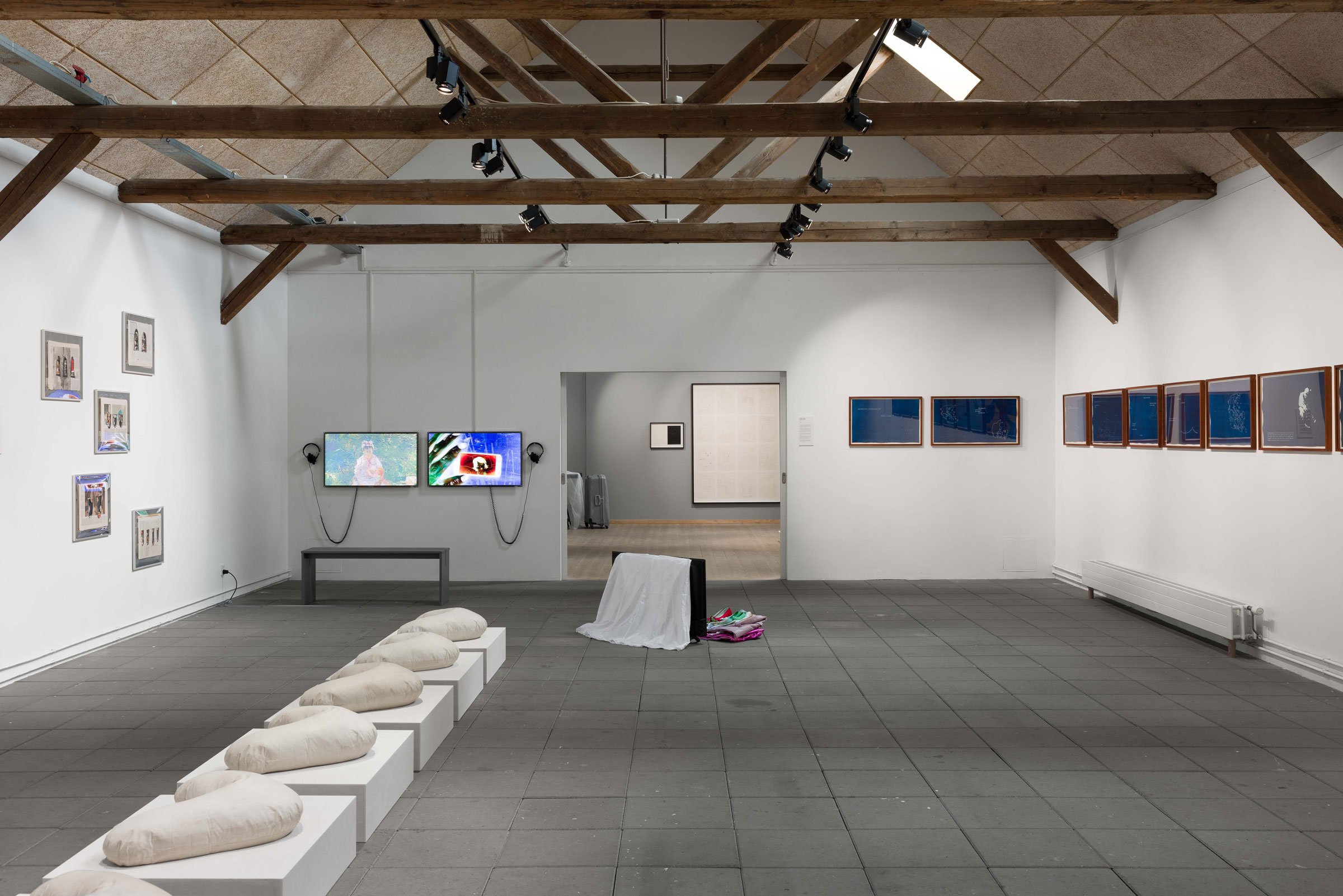 Udstillingsview, <i>Udvidet Slægtskab (Elective Affinities)</i>, 2026, Kunstpakhuset, Ikast. Foto: Mikkel Kaldal
