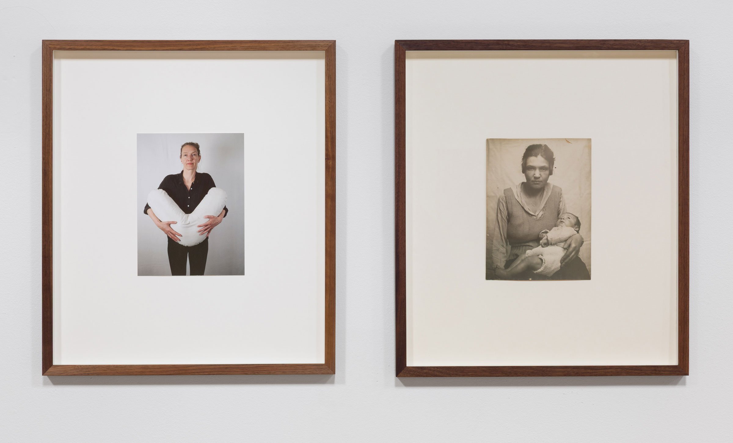 Annarosa Krøyer Holm: <i>Portræt med skulpturen Ammepude</i>, fotograf: Billedkunstner Nanna Lysholt Hansen, 2026. I sammenhæng
med arkivfoto af Astrid Noack med sønnen Stefan, Paris 1922, fotograf ubekendt. Udlånt af Holstebro Kunstmuseum. Foto: Mikkel Kaldal
