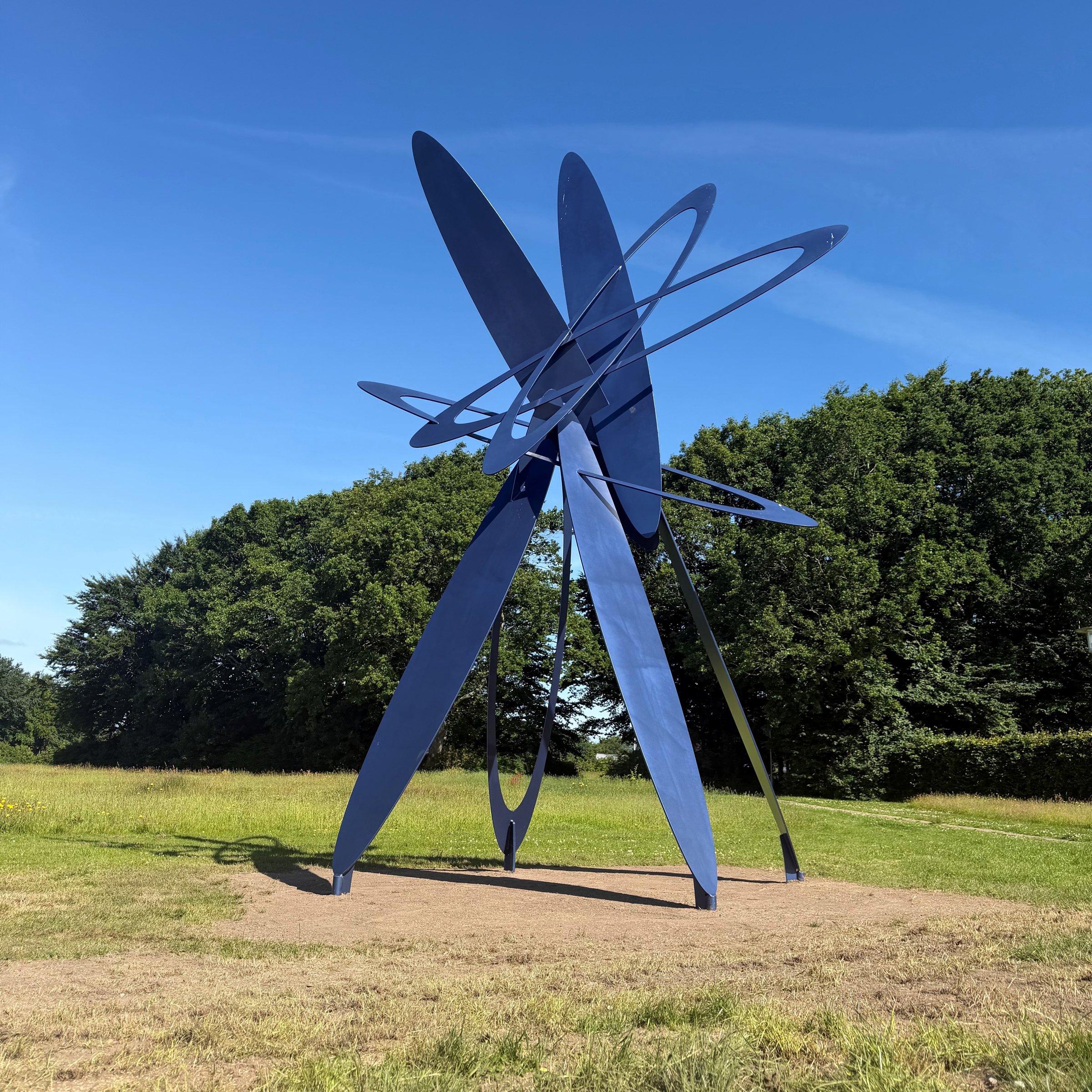 Amalie Jakobsen: <i>Osculating Orbit (VIII/dark blue)</i>, 2025. Kunst ved indfaldsvejene, skænket af Poul Erik Bech Fonden. Foto: Kunst i Varde