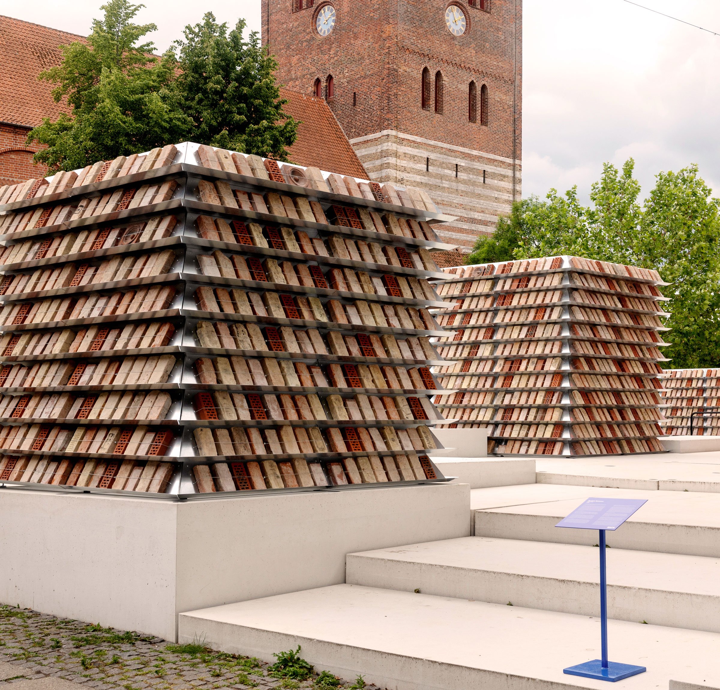 På forpladsen ved MAPS – Museum of Art in Public Spaces i Køge finder man installationen <i>Labyrinths</i> af Ibrahim Mahama. Foto: Tilde Døssing Tornbjerg. Courtesy of the Artist, MAPS, APALAZZOGALLERY og White Cube