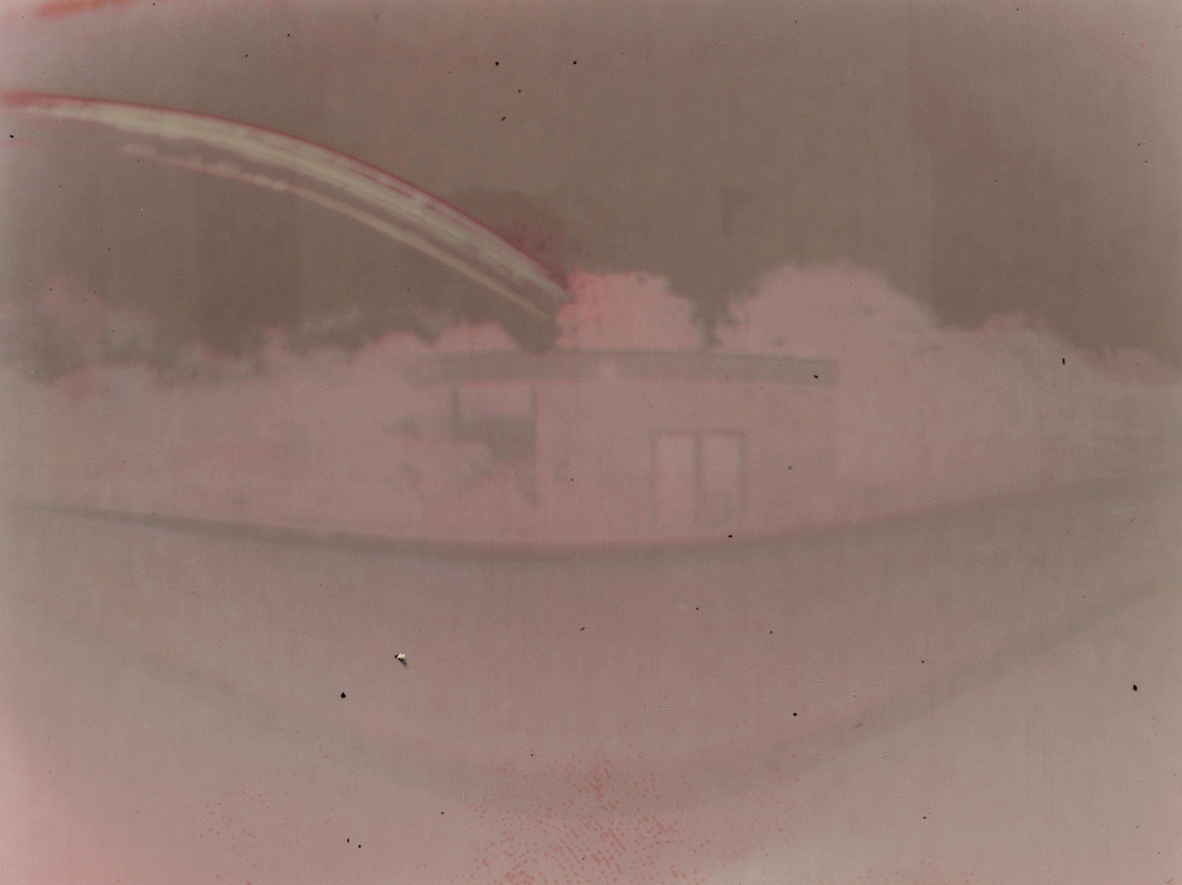 Installationsview, I skiftende lys, hOLME kUNSTHAL, 2026. Eksempel på langtidseksponeret fotografisk papir fra et pinholekamera, såkaldt solargrafi. Foto: Sille Juline Høgly Petersen og Ane Bonde Rolsted.