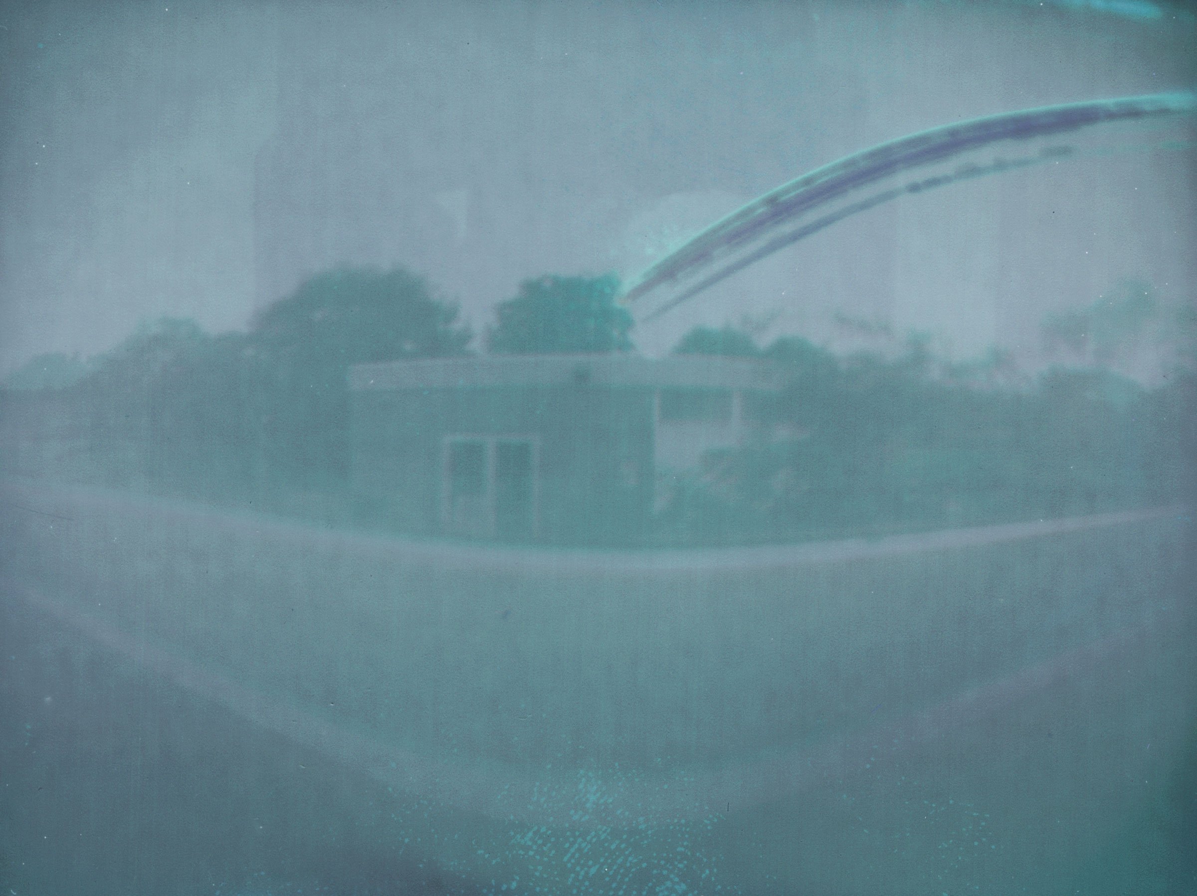 Installationsview, I skiftende lys, hOLME kUNSTHAL, 2026. Eksempel på langtidseksponeret fotografisk papir fra et pinholekamera, såkaldt solargrafi. Foto: Sille Juline Høgly Petersen og Ane Bonde Rolsted.