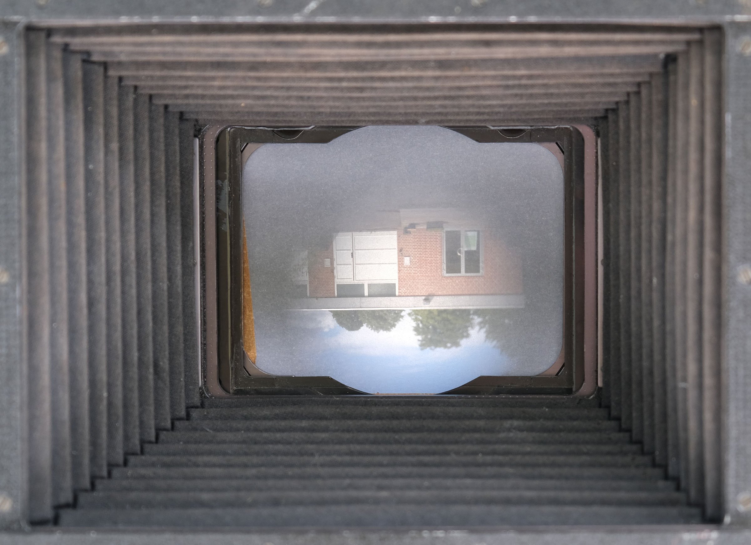 Installationsview, I skiftende lys, hOLME kUNSTHAL, 2026. Hjemmebygget Camera Obscura. Foto: Sille Juline Høgly Petersen og Ane Bonde Rolsted.