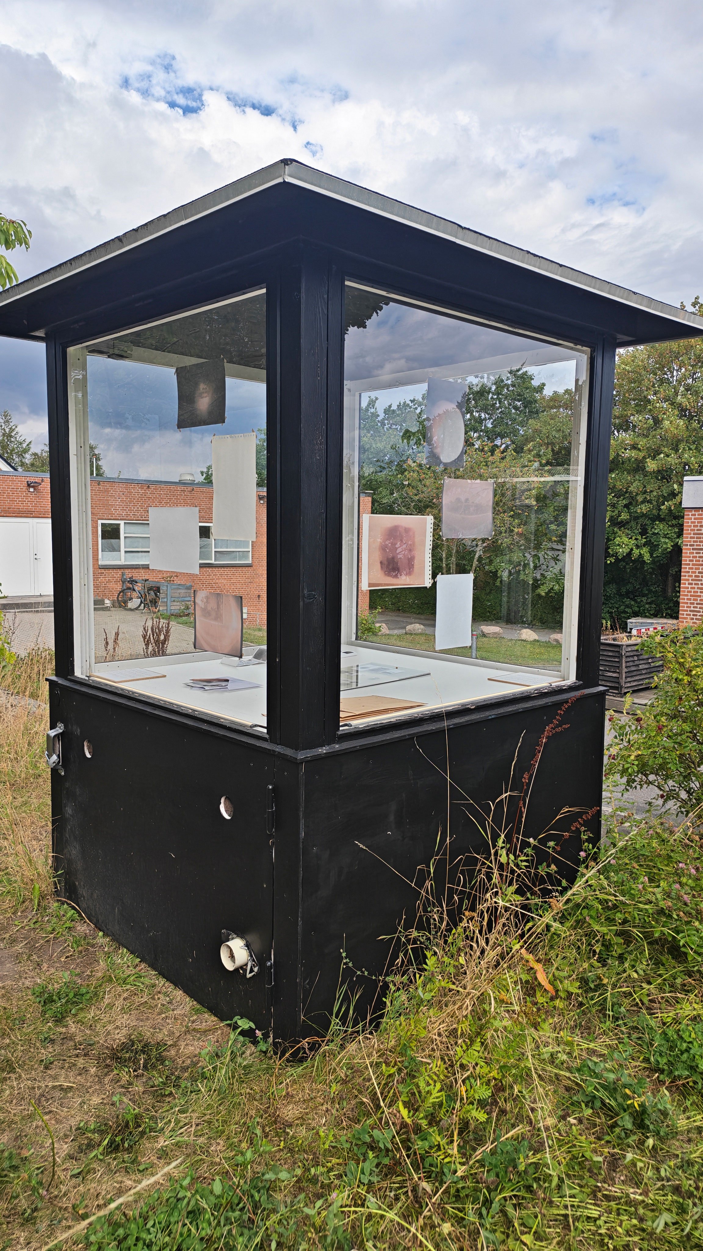 Installationsview, I skiftende lys, hOLME kUNSTHAL, 2026. Installationsfoto af udstillingens 2. del. Her er et kurateret udvalg af de fotografiske registreringer fra installationen i udstillingens 1. del blevet fremkaldt og printet på forskellige papirtyper. Foto: Sille Juline Høgly Petersen og Ane Bonde Rolsted.