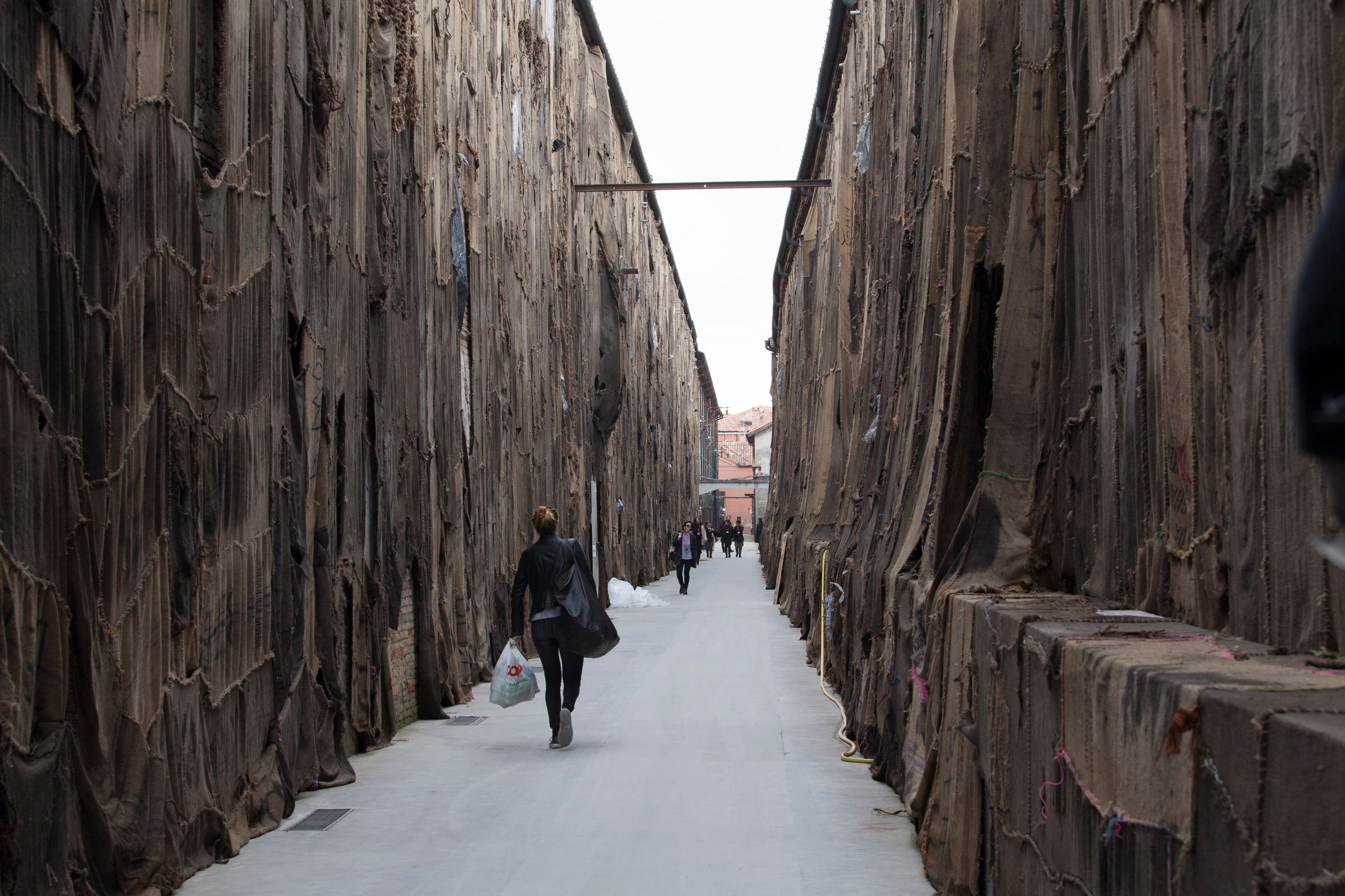 Den 56. Venedig Biennale i 2015 havde temaet <i>All the World’s Futures</i>. Ibrahim Mahama deltog med sin installation <i>Out of Bounds</i> lavet af brugte juteposer til kul. Foto: Haupt & Binder. Courtesy of the Artist and APALAZZOGALLERY
