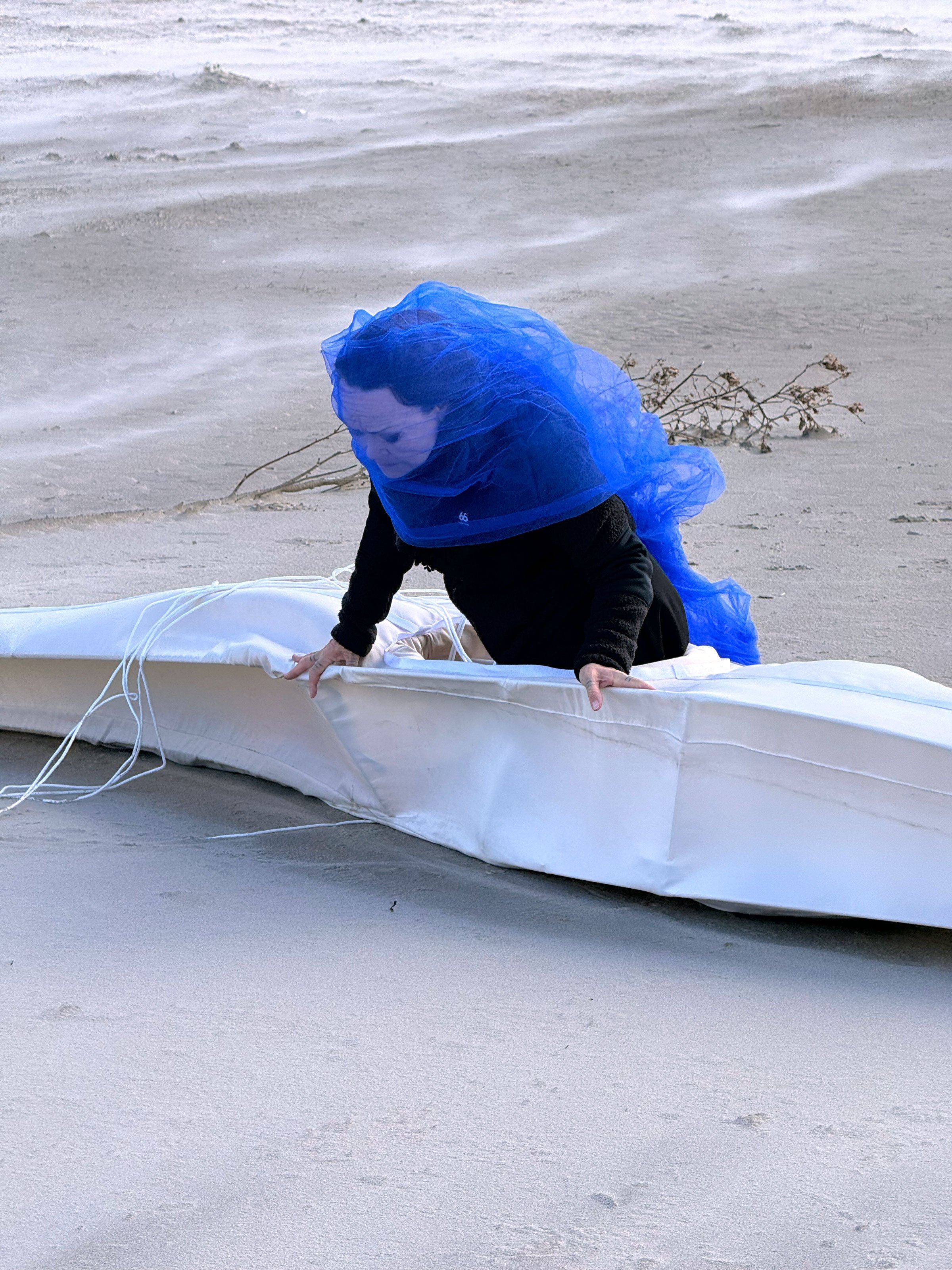 Performance af Jessie Kleemann <i>Spirit of the Flying Kayak</i>, Wadden Tide 2026. Foto: Jan Falk Borup