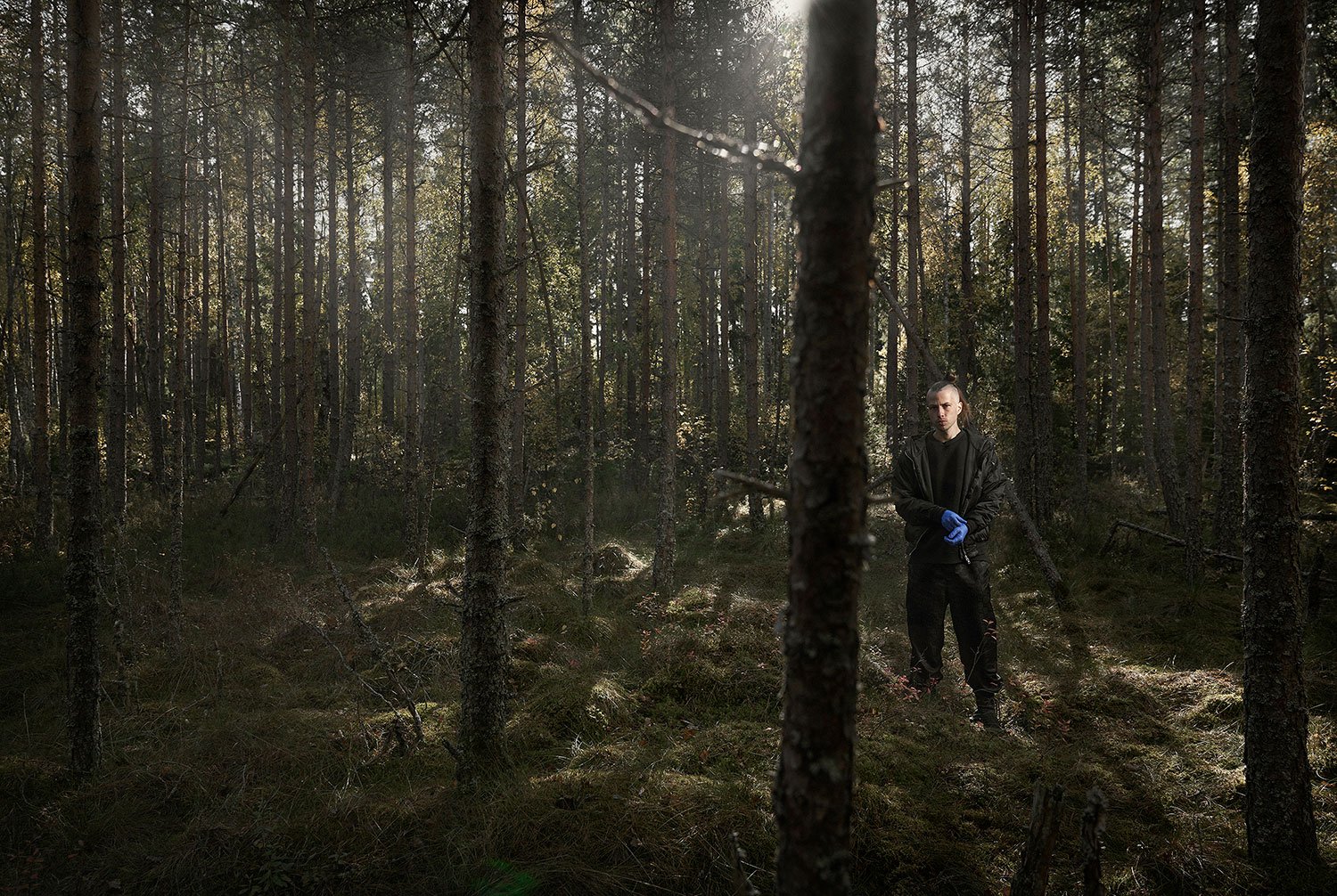 Portræt af Toni R. Toivonen midt i den finske skov. Foto: Ken Hermann