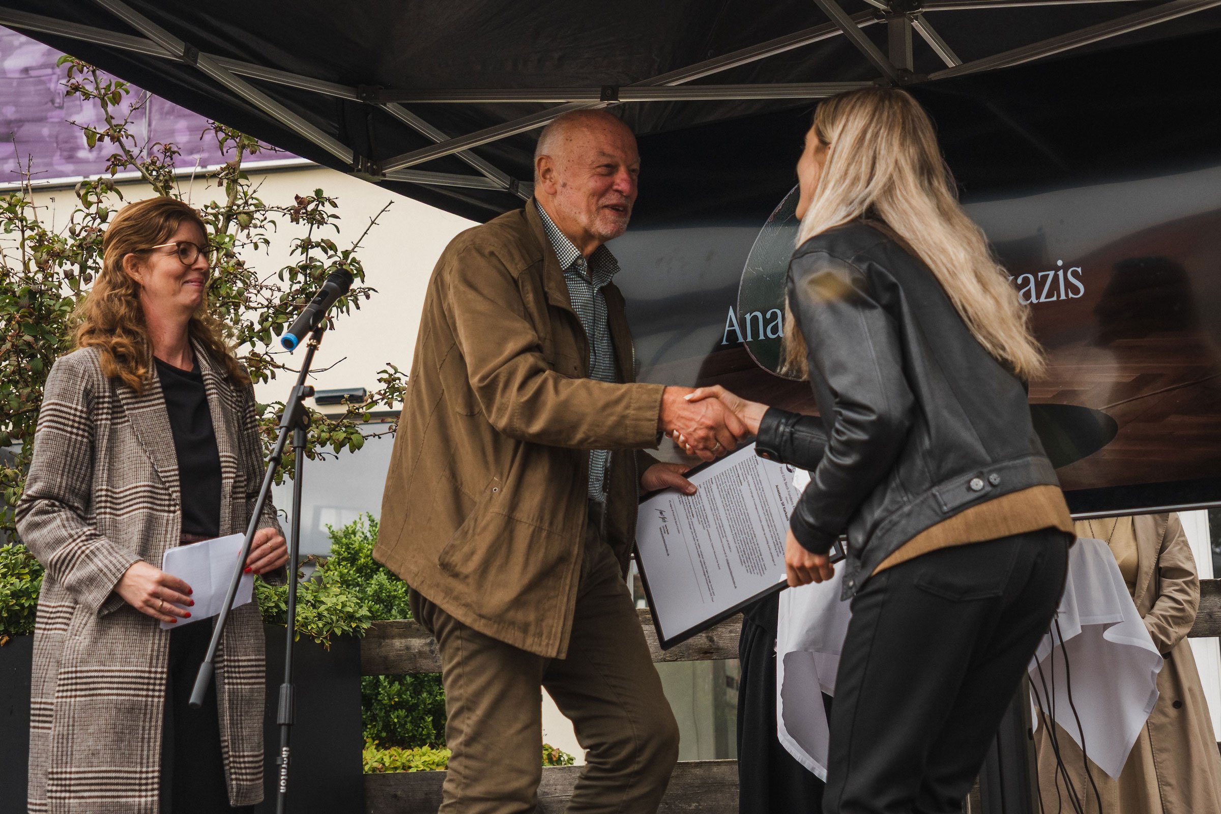 Poul Erik Bech uddeler Poul Erik Bech Fondens Kunstpris 2026 til billedkunstner Anastasia Karkazis. Også Sidsel Winther Hansen modtog kunstprisen. Foto: Varde Kommune