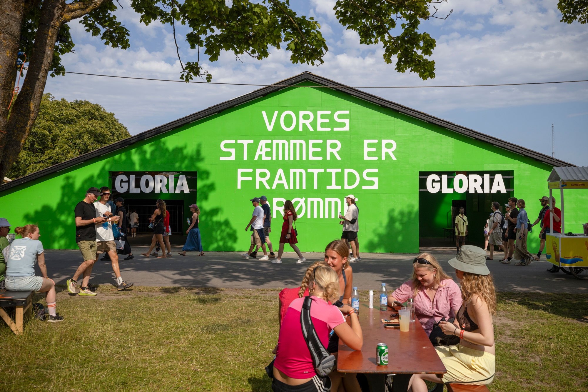 Facadeværket <i>Vores stæmmer er framtidsdrømme</i> på Gloria’s foyer Roskilde Festival 2025. Foto: Frida Gregersen