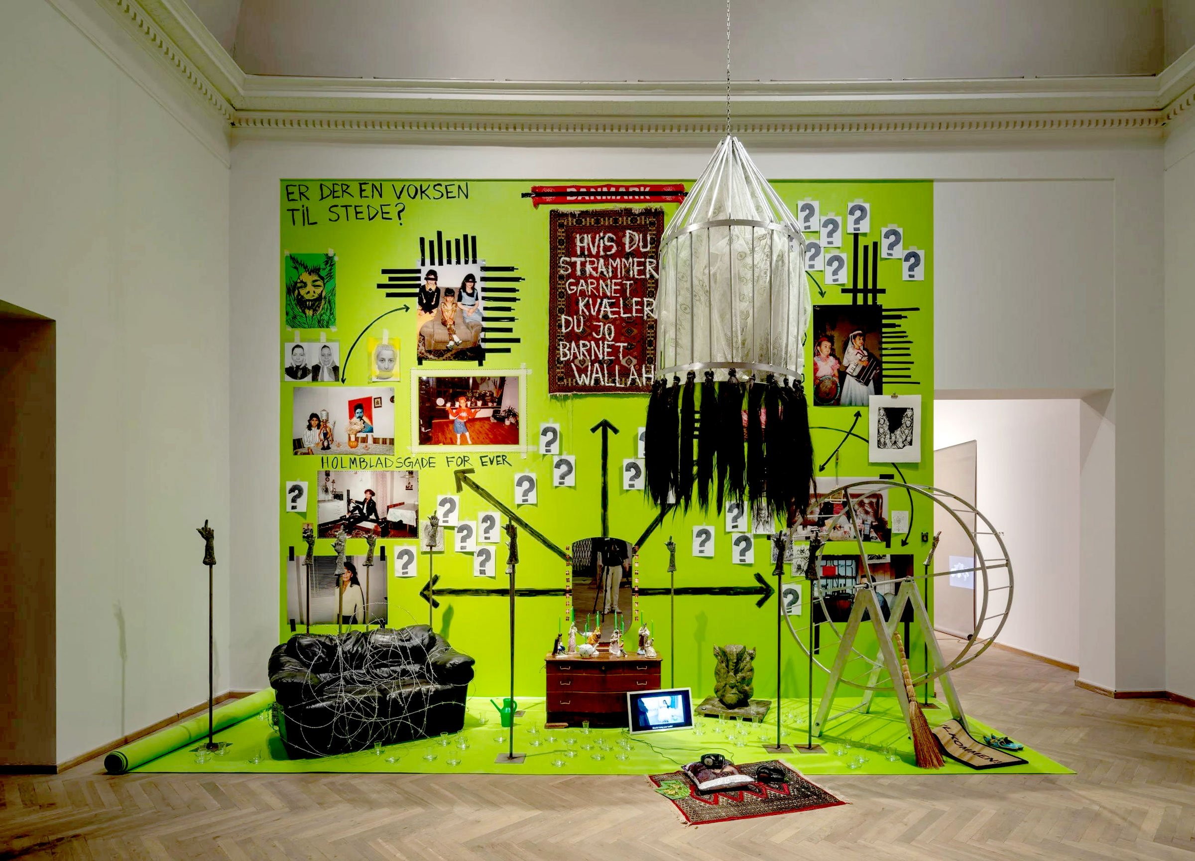 Sahar Jamilis værk <i>I Danmark er jeg født, dér har jeg hjemme</i> fra afgangsudstillingen i 2024 på Kunsthal Charlottenborg. Foto: David Stjernholm