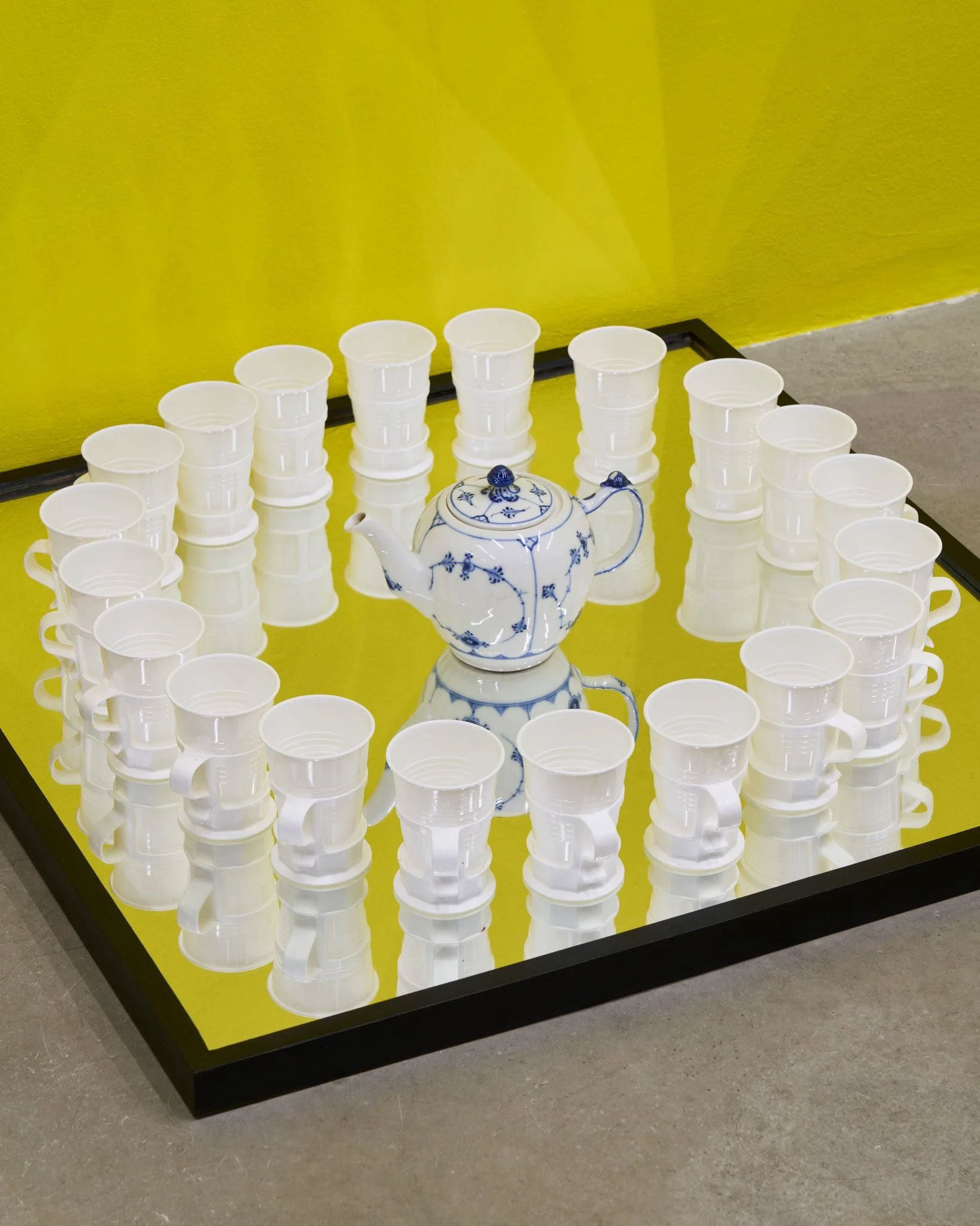 Fra udstillingen <i>Sahar Jamili, Don't hate the player – hate the game</i>. inter.pblc, 2025. Foto: Brian Kure.