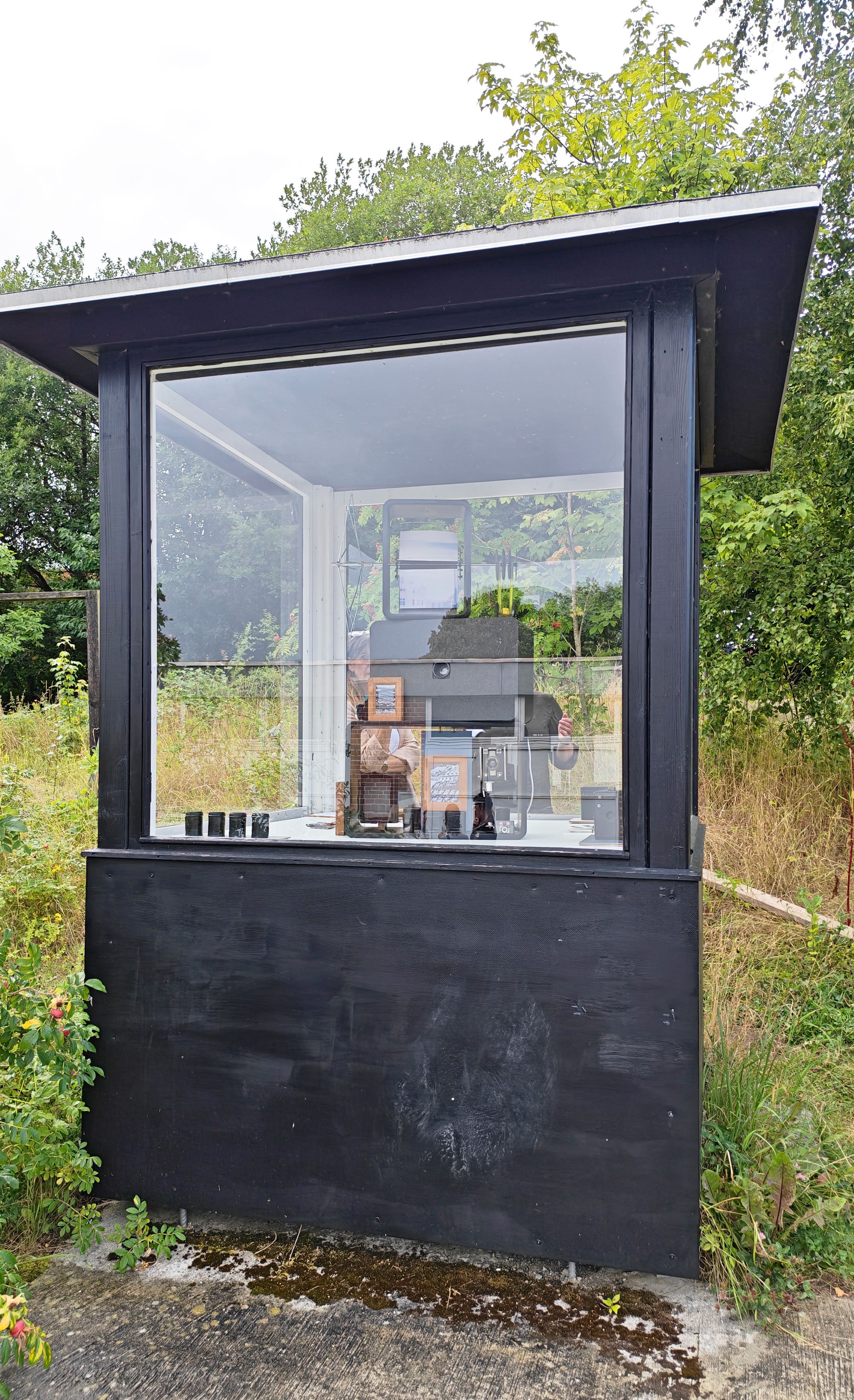 Installationsview, I skiftende lys, hOLME kUNSTHAL, 2026. Foto: Sille Juline Høgly Petersen og Ane Bonde Rolsted.