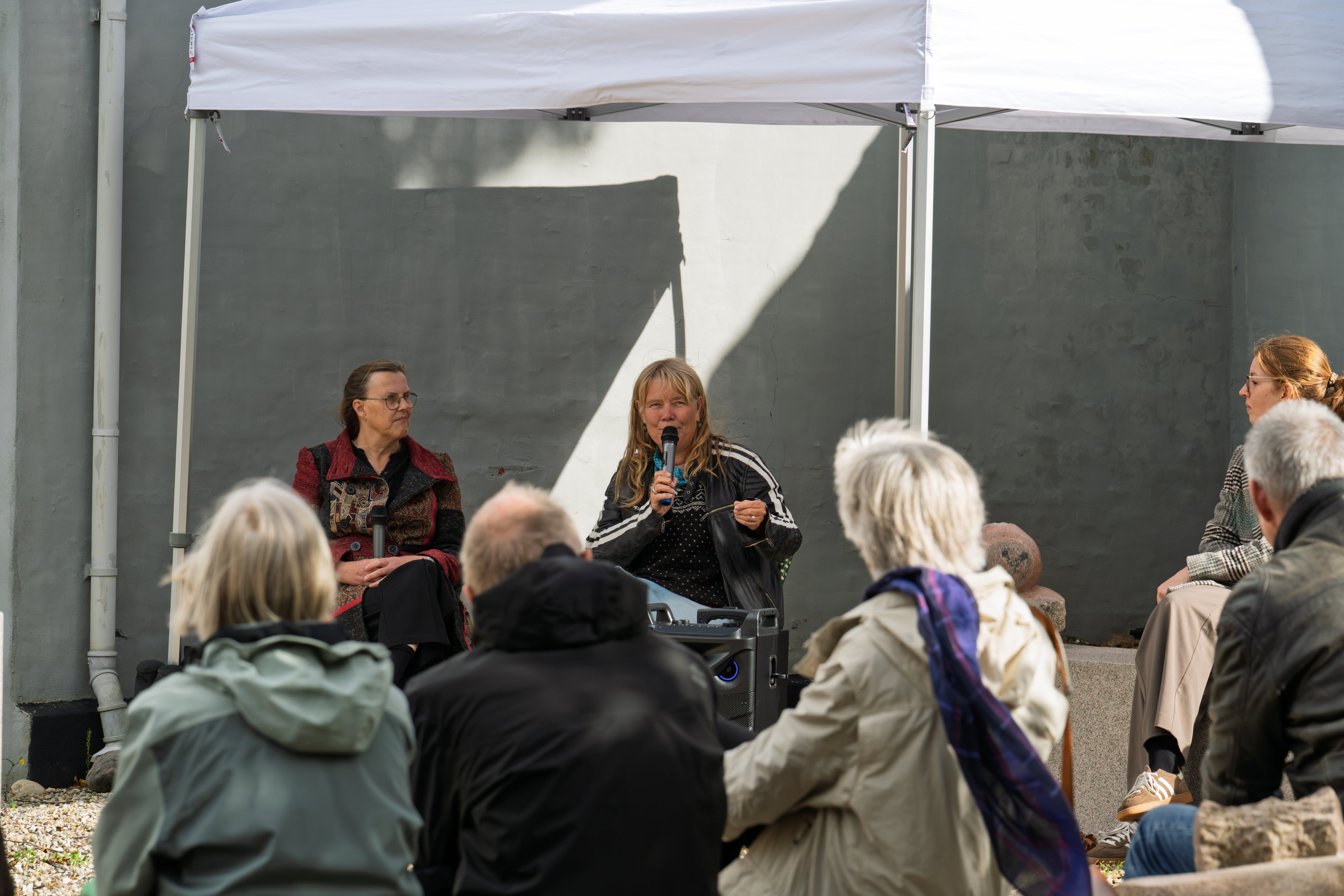 Laila Westergaard og Anne Mette Wind Gundesen, samtale om Kunst, Tro og Eksistens. Foto: Lars Elkjær